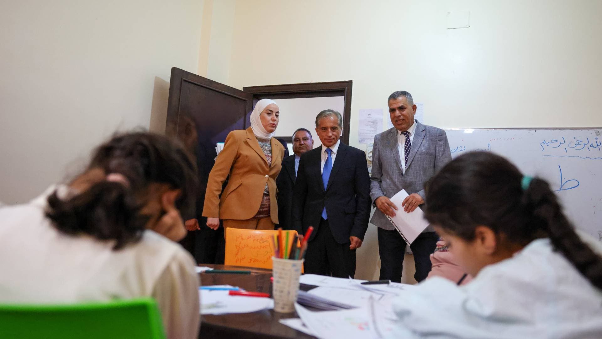 رئيس الوزراء يبدأ جولة ميدانية في المفرق ويؤكد دعم الحكومة لجمعية رعاية الطفل الخيرية