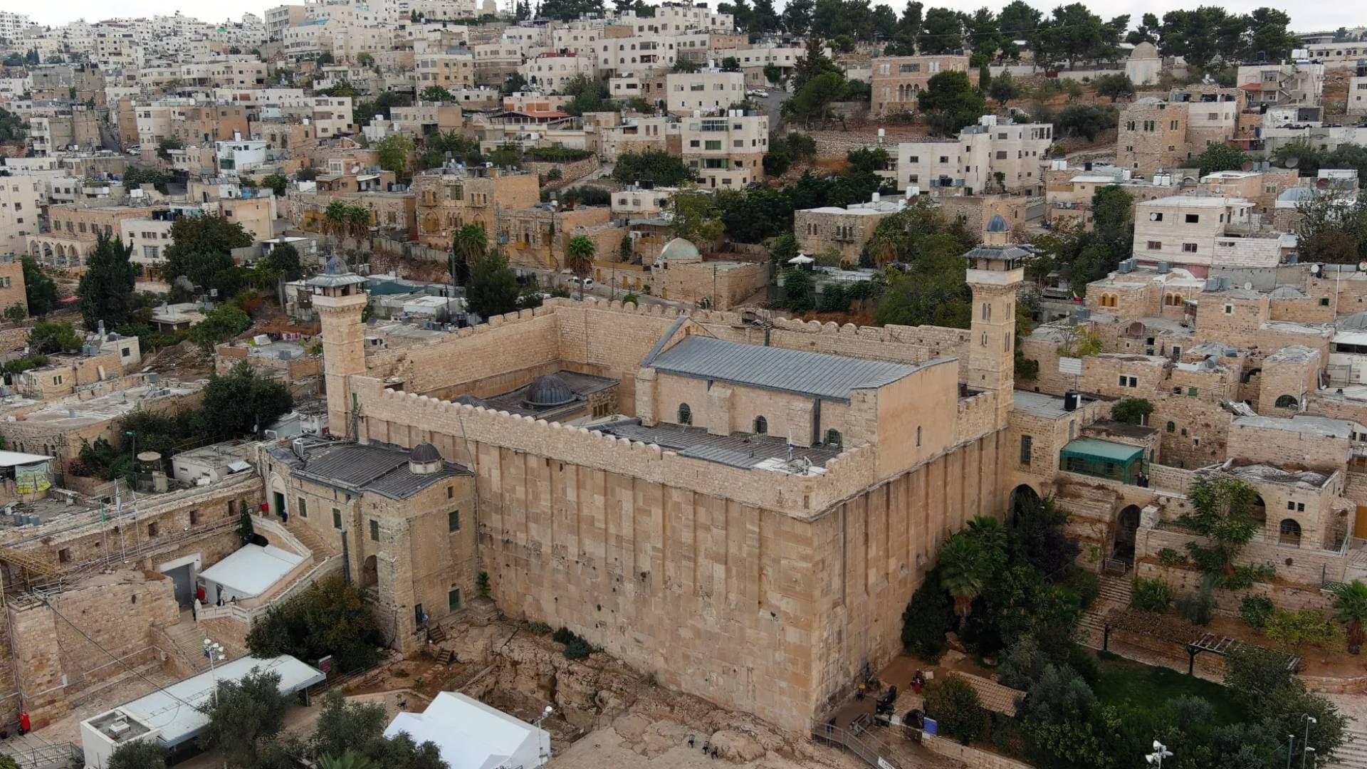 إعلام عبري: الجيش يقرر سحب كافة صلاحيات بلدية الخليل المتعلقة بالحرم الإبراهيمي