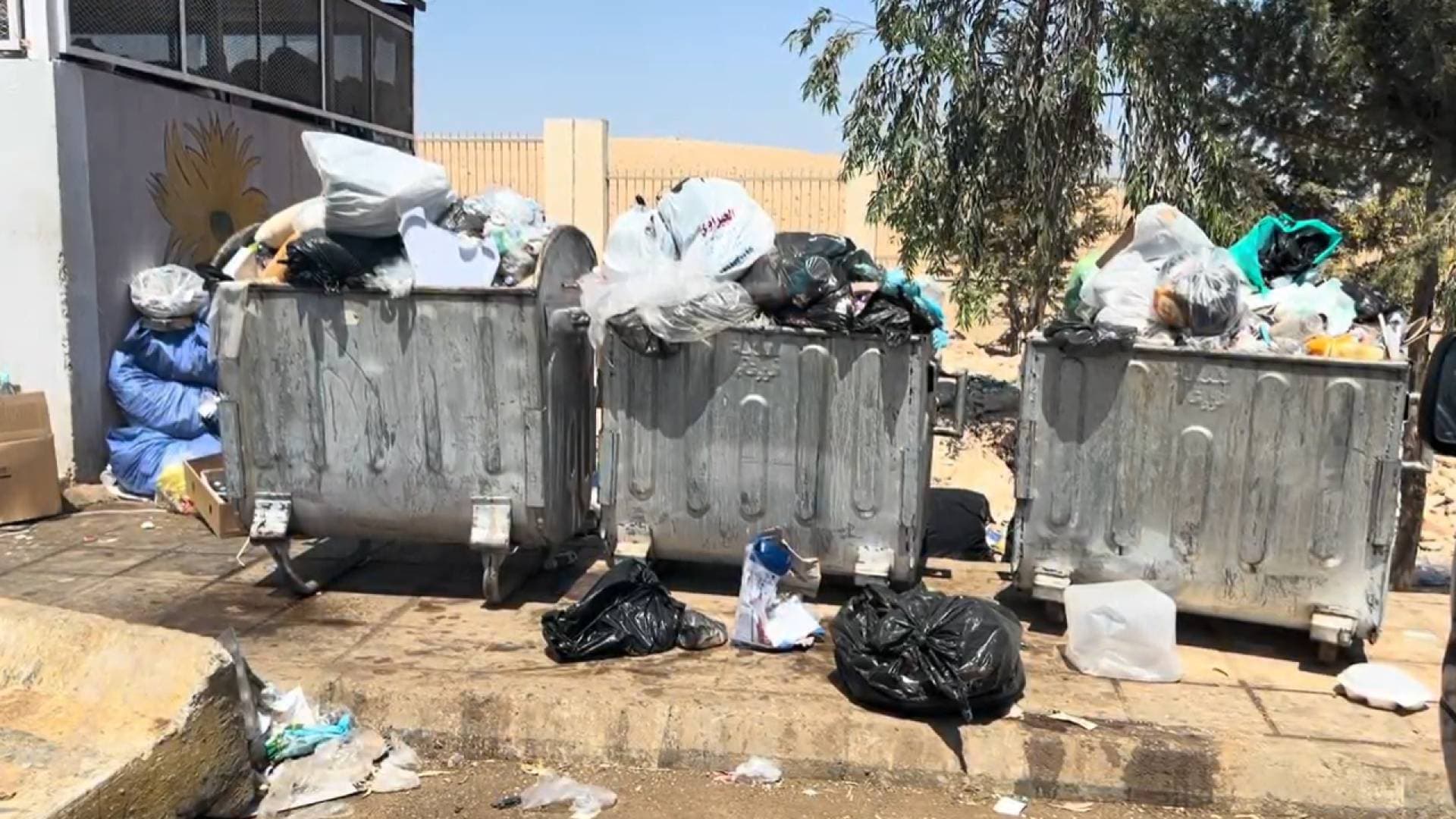 بالفيديو.. شكاوى من تراكم النفايات أمام مستشفى الزرقاء الحكومي