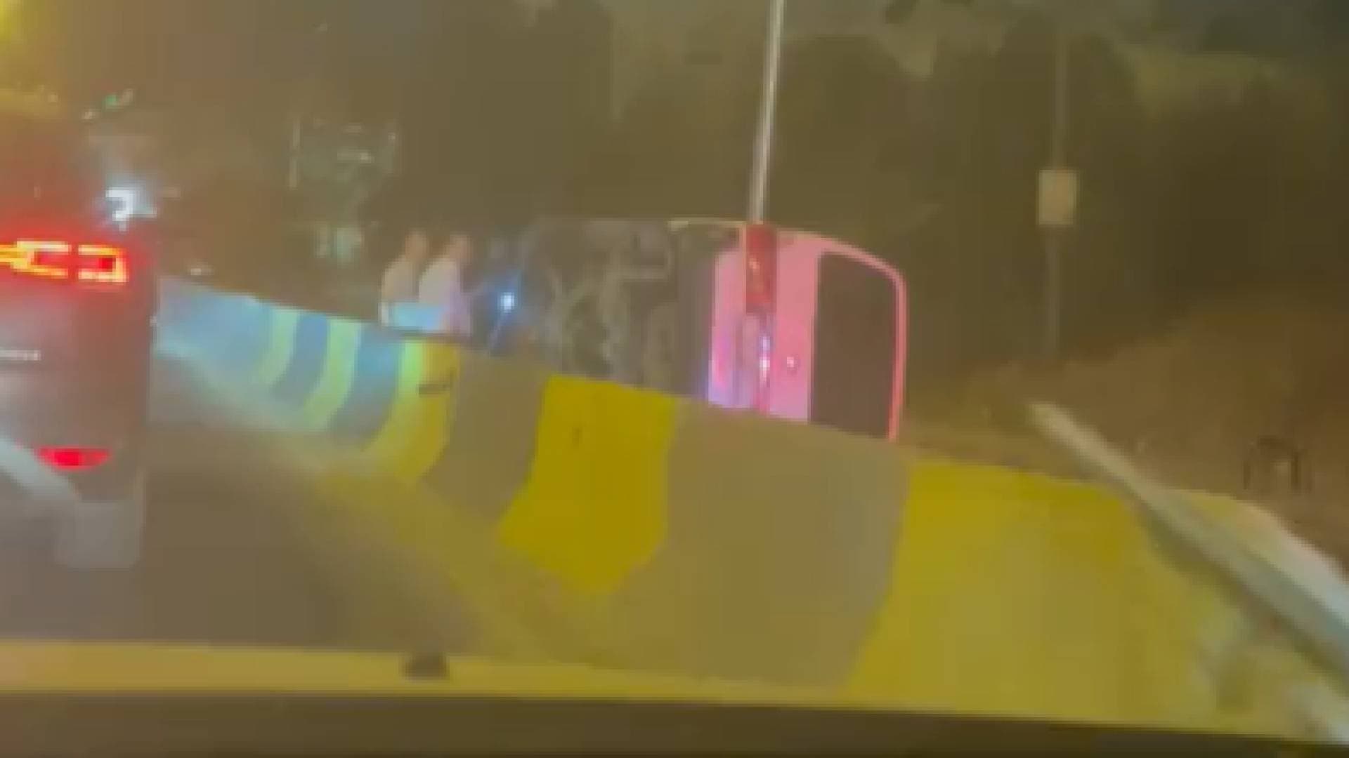 انقلاب مركبة في منطقة مرج الحمام يتسبب بتباطؤ حركة المرور - تفاصيل