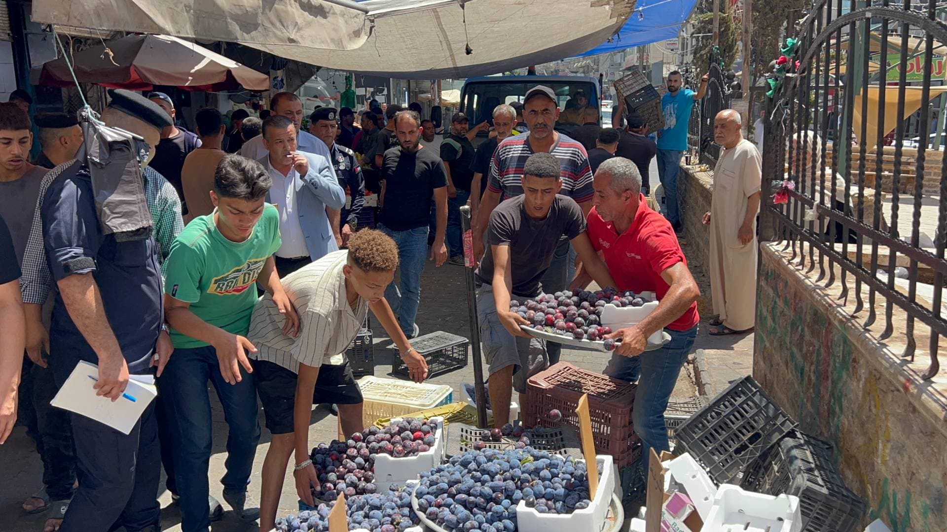 إزالة عشرات البسطات وتحرير مخالفات لمحال تجارية في حملة أمنية بإربد.. فيديو
