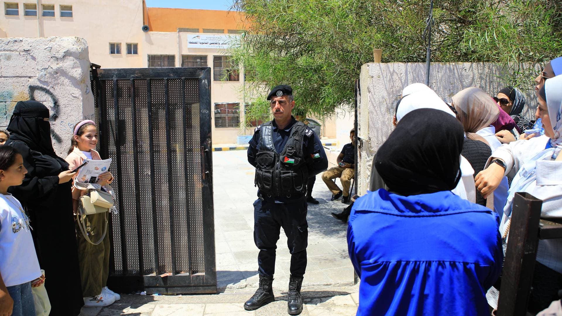 ارتياح عام بين طلبة "توجيهي السنة الأولى" بعد امتحان اللغة العربية.. ووصفوه بـ"السهل" - فيديو