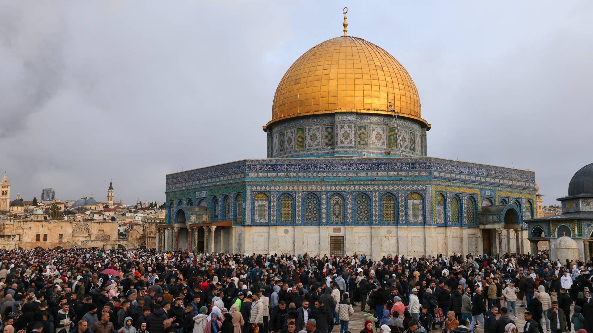 40 ألفا يؤدون صلاة الجمعة في المسجد الأقصى