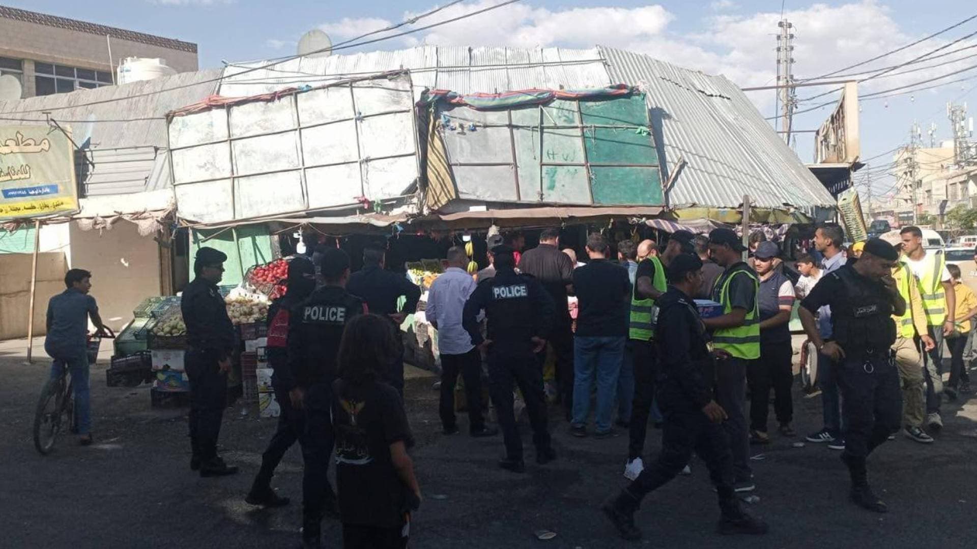 بلدية معان تنفذ حملة لإزالة البسطات العشوائية.. ومواطنون: انتشار البسطات والتعديات على الطرق يعيق المارة.. صور