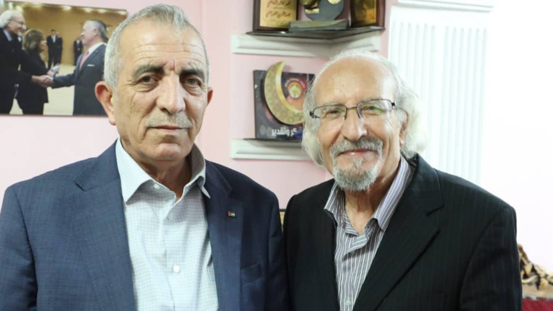 وزير الثقافة يزور الشاعر والإعلامي هشام عودة في منزله