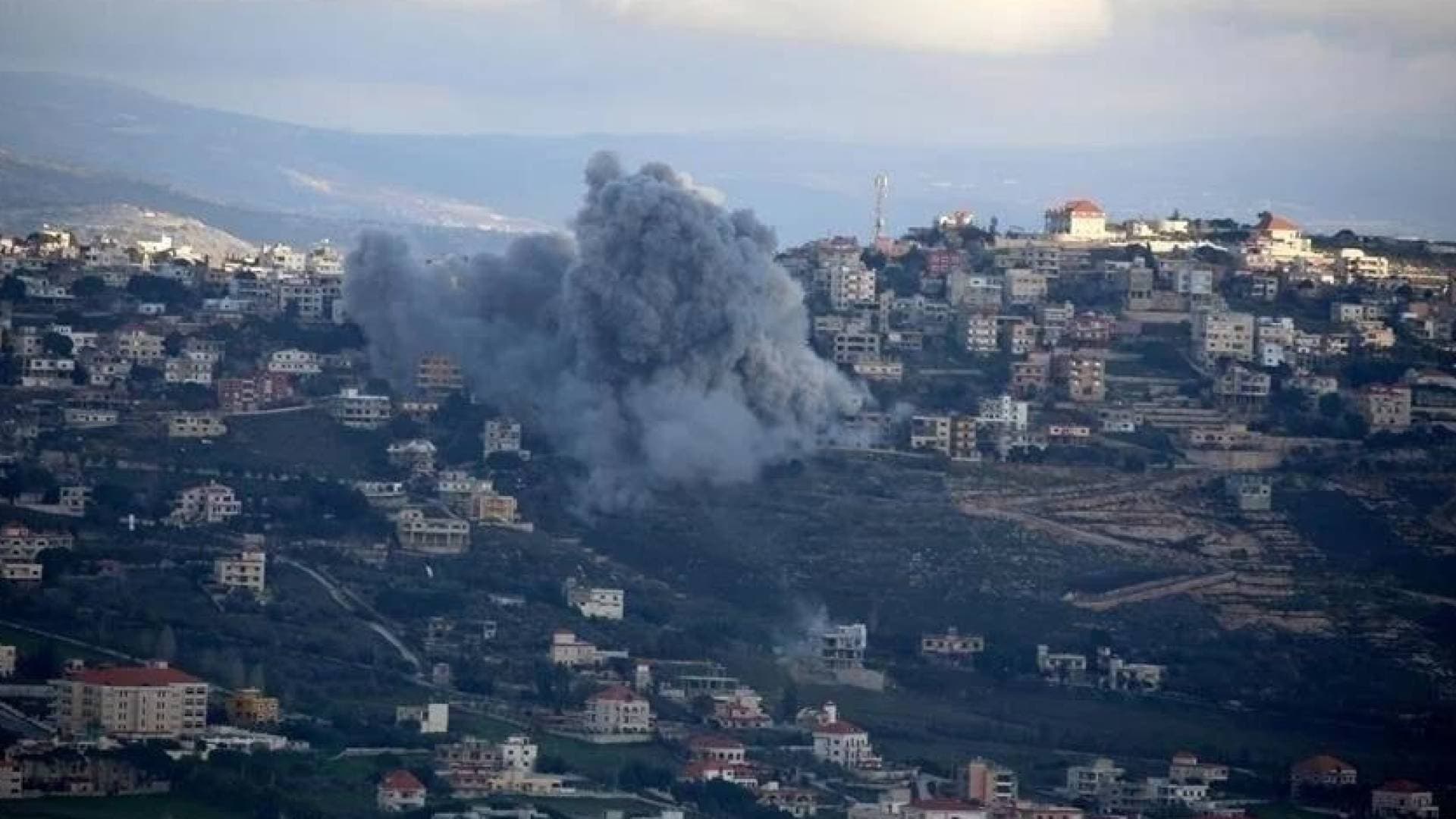 مراسلة رؤيا: غارة تستهدف جرافة والاحتلال يعلن اغتيال قيادي في حزب الله جنوبي لبنان