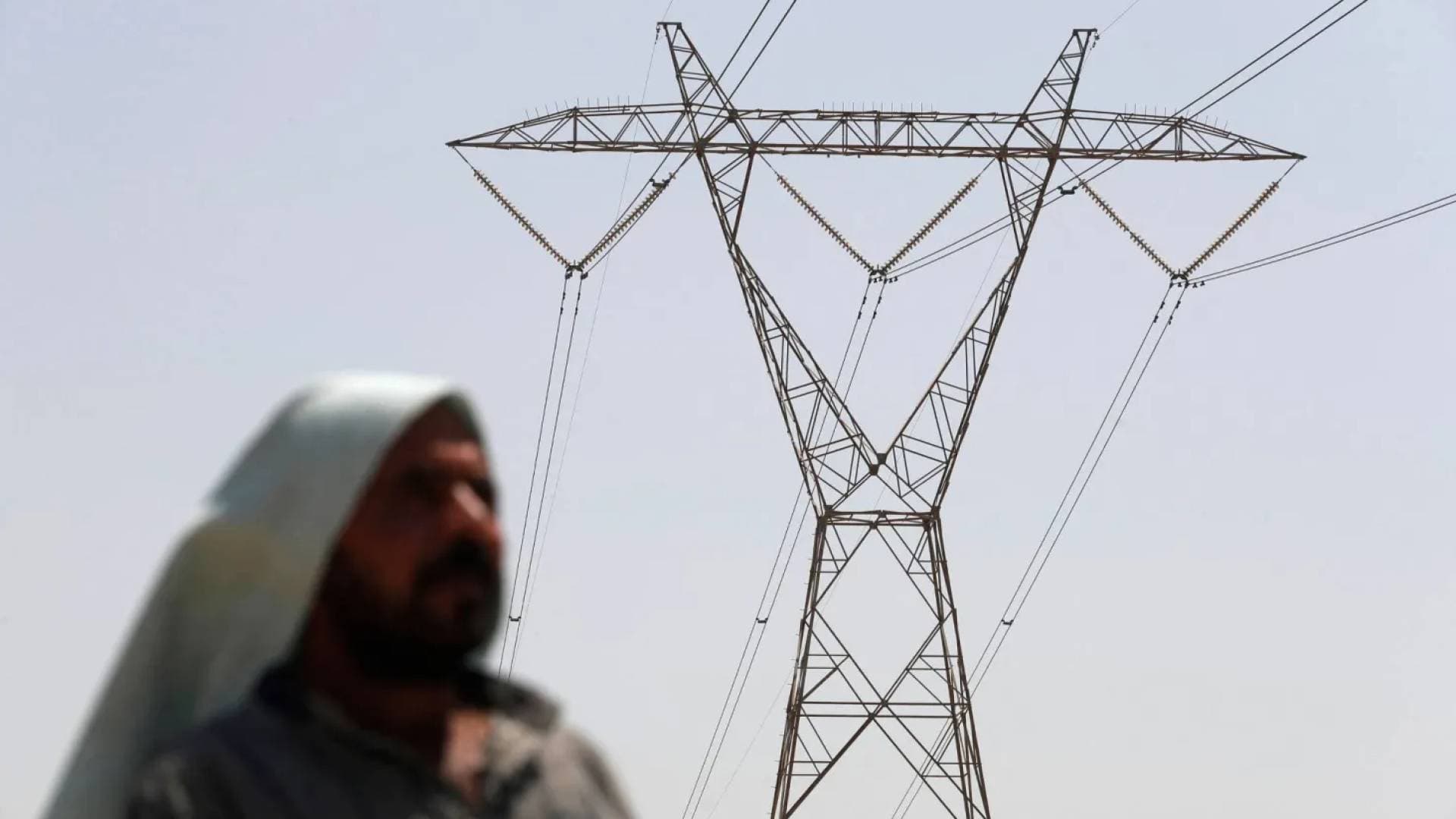 العراق: بدء عودة التيار الكهرباء تدريجيا بعد انقطاع شبة تام بسبب موجة الحر