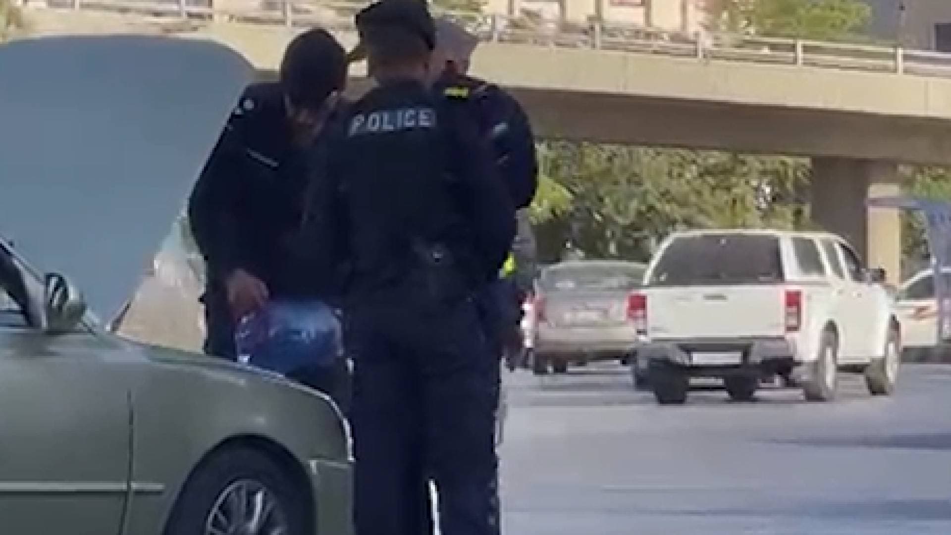 في موجة الحر.. "نشامى السير" يهبون لمساعدة سيدة تعطلت مركبتها على دوار الداخلية (فيديو)