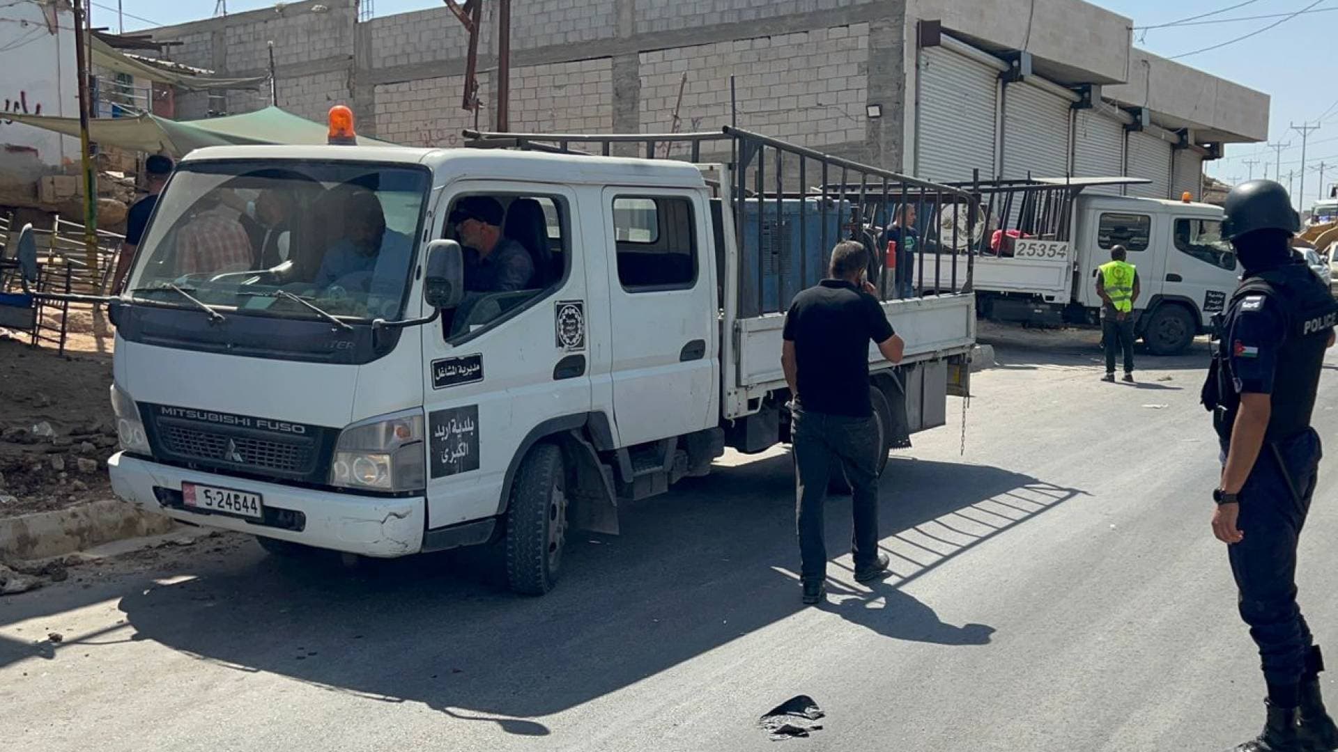 بلدية إربد الكبرى تبدأ إزالة المخالفات على "شارع المزارع".. فيديو