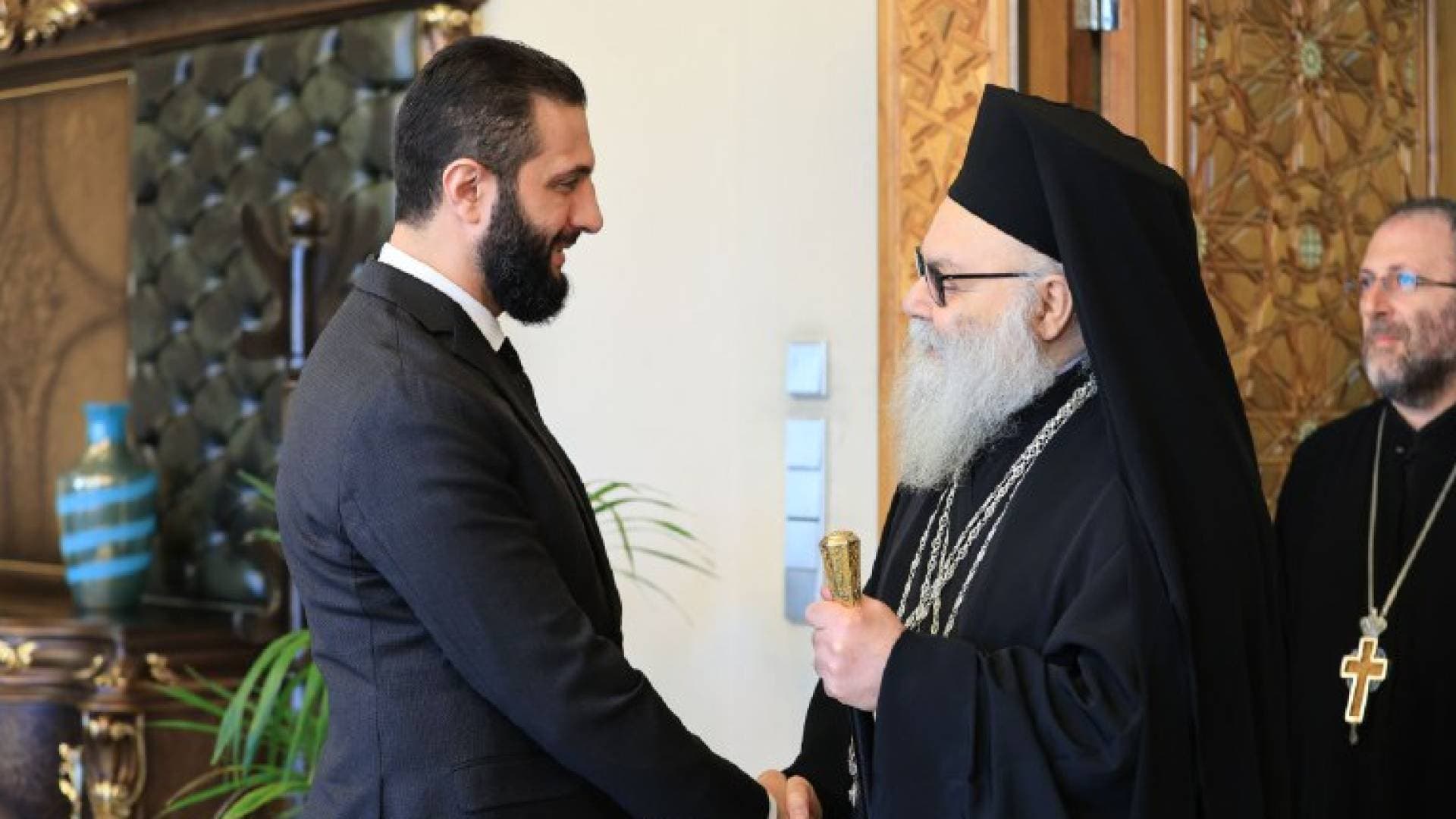 الشرع يلتقي البطريرك يازجي ويؤكد الدور الوطني للكنيسة في ترسيخ الوحدة الوطنية.. صور