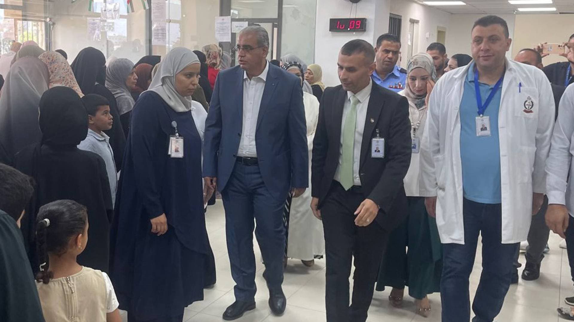 وزير الصحة يقوم بزيارة مفاجئة لمستشفى الأمير الحسين في البقعة