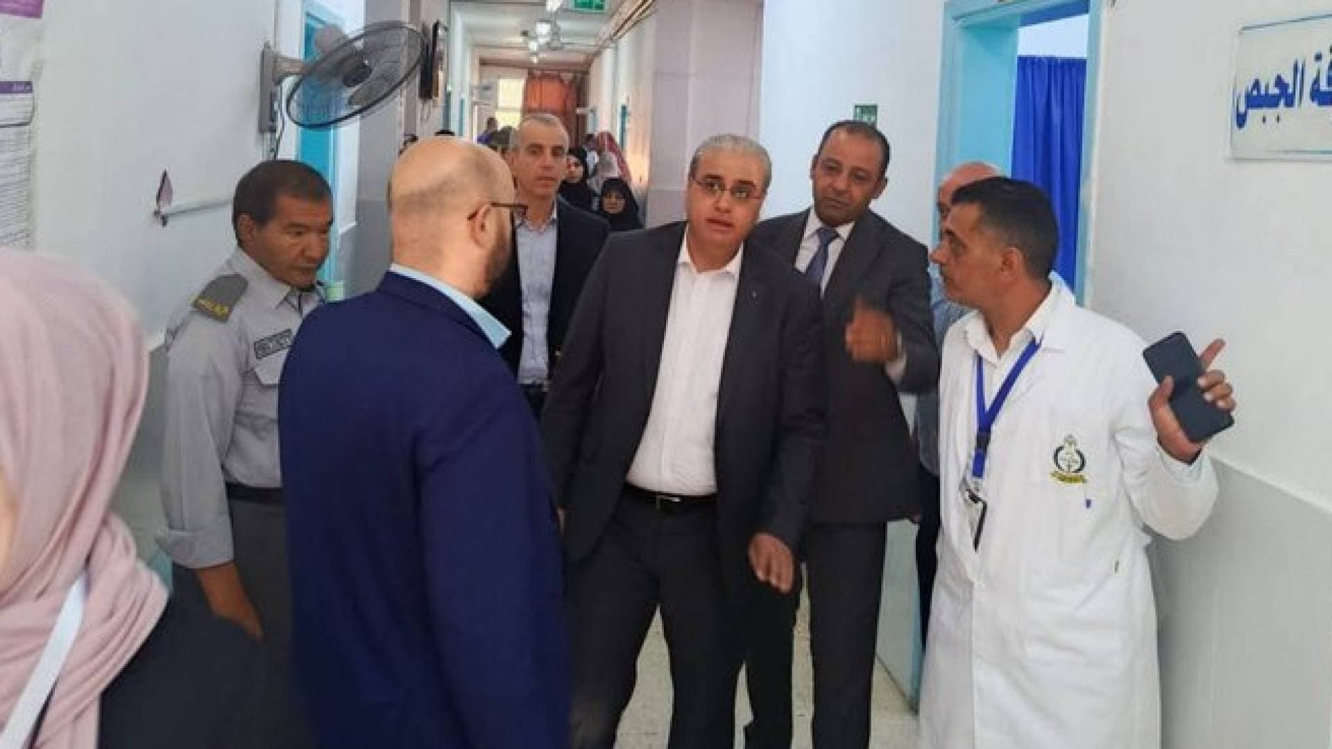 وزير الصحة يتفقد في زيارة مفاجئة سير العمل في مستشفى المفرق الحكومي