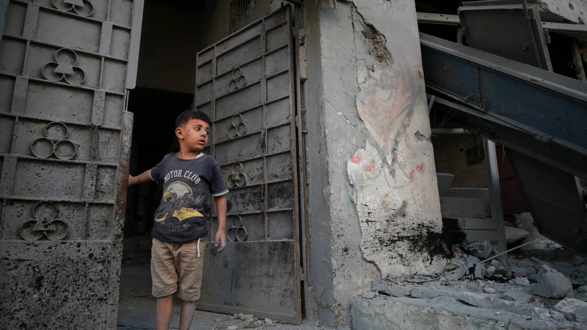 فيروس غامض يغزو مخيمات النزوح في غزة.. وتحذيرات من كارثة صحية