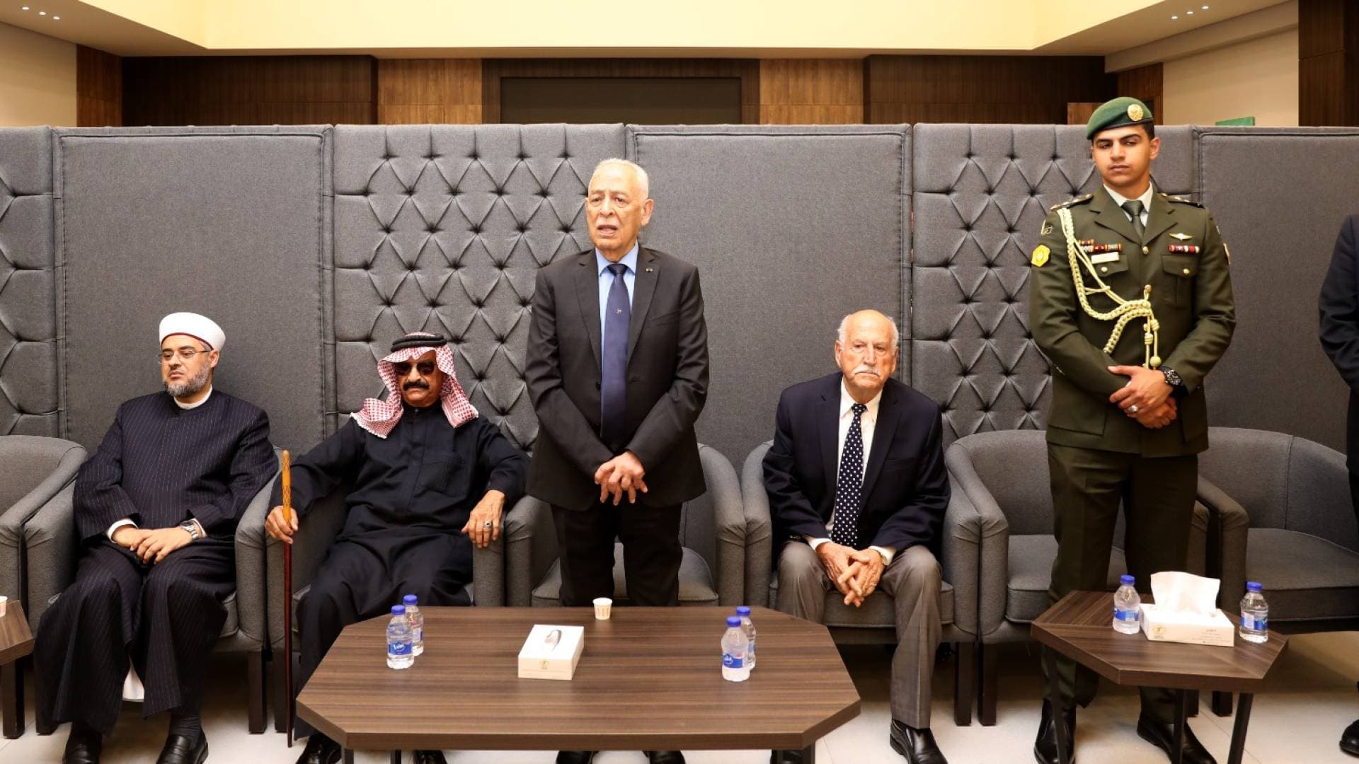 مندوبا عن الملك وولي العهد.. العيسوي يعزي أبو ربيحة والكرادشة والمناصير
