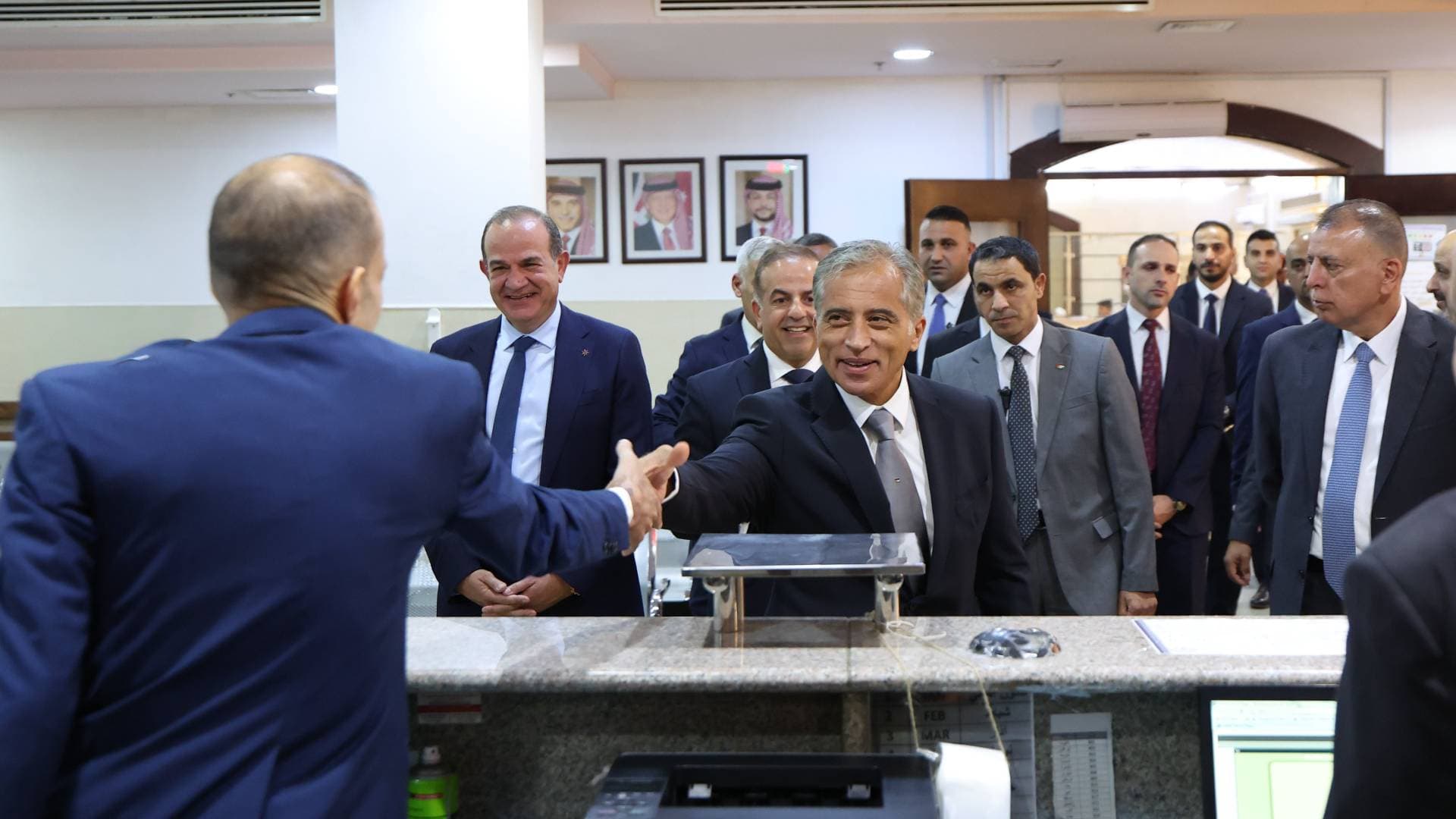 رئيس الوزراء يؤكد التوسع في التحول الرقمي ويوجه إلى دراسة إمكانية زيادة مدة صلاحية جواز السفر - فيديو