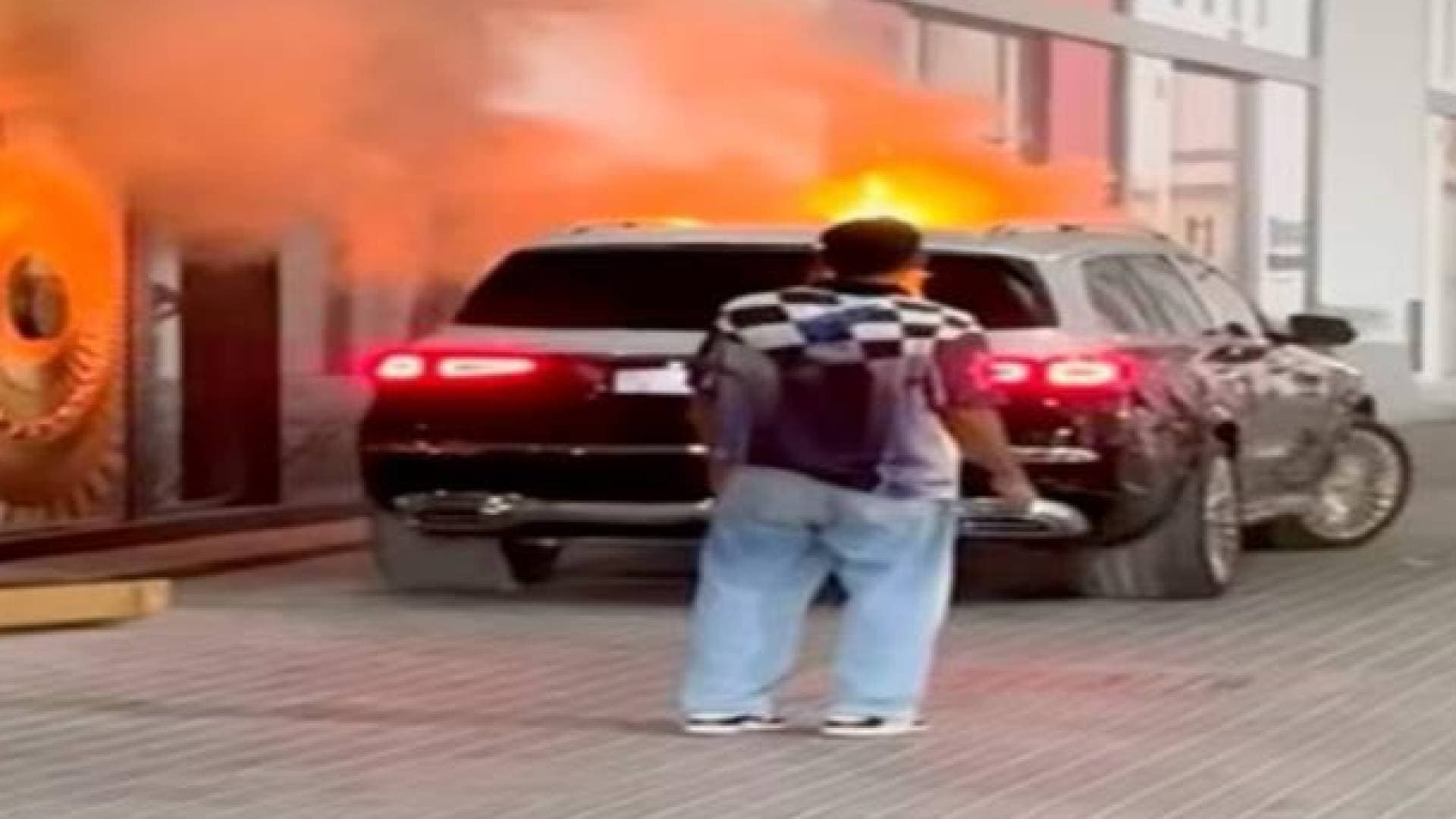 الإعلامي أنس بوخش ينجو من الموت بأعجوبة.. تفاصيل احتراق سيارته بالكامل - فيديو