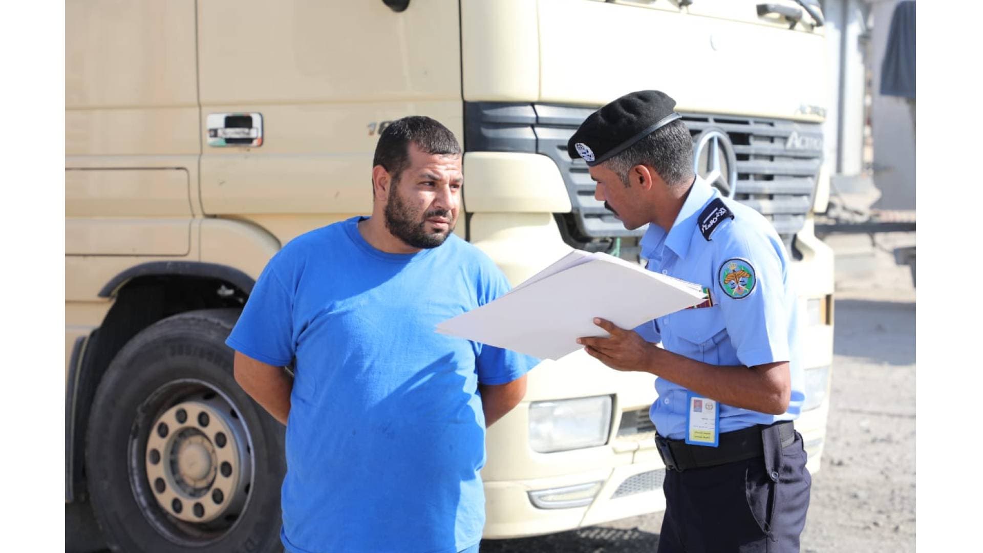 حملة ميدانية للأمن العام لتوعية سائقي الشاحنات بضرورة تأمين وتغطية الحمولات