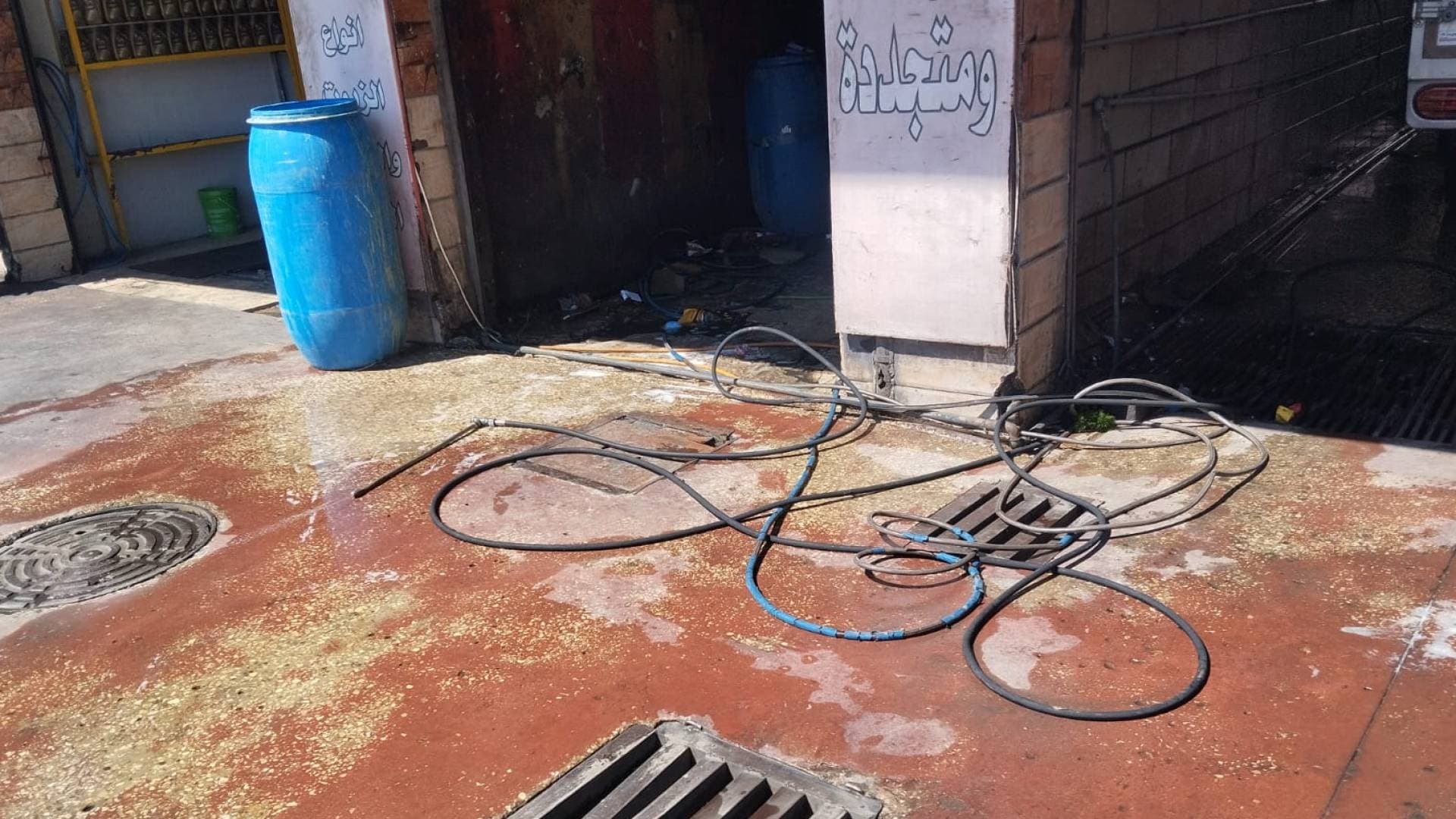 ضبط محطة غسيل سيارات في عين غزال تعتدي على خط مياه رئيسي يزود الهاشمي الشمالي - فيديو وصور