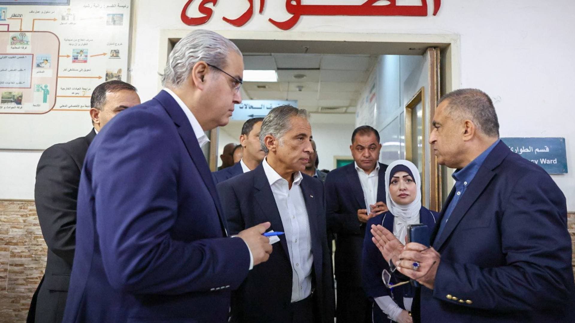 رئيس الوزراء يتفقد مستشفى الزرقاء الحكومي ويوجه بزيادة أسرة العناية الحثيثة ثلاثة أضعاف