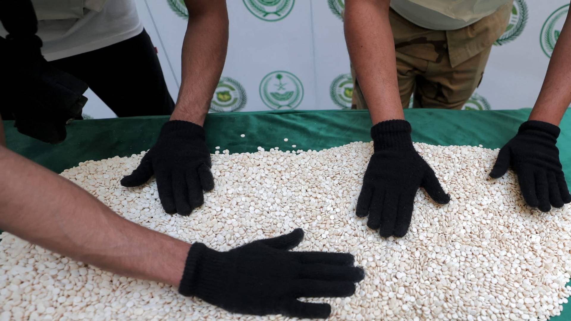 في عملية ضخمة.. السعودية تحبط عملية تهريب نحو 15مليون قرص أمفيتامين قادمة من لبنان