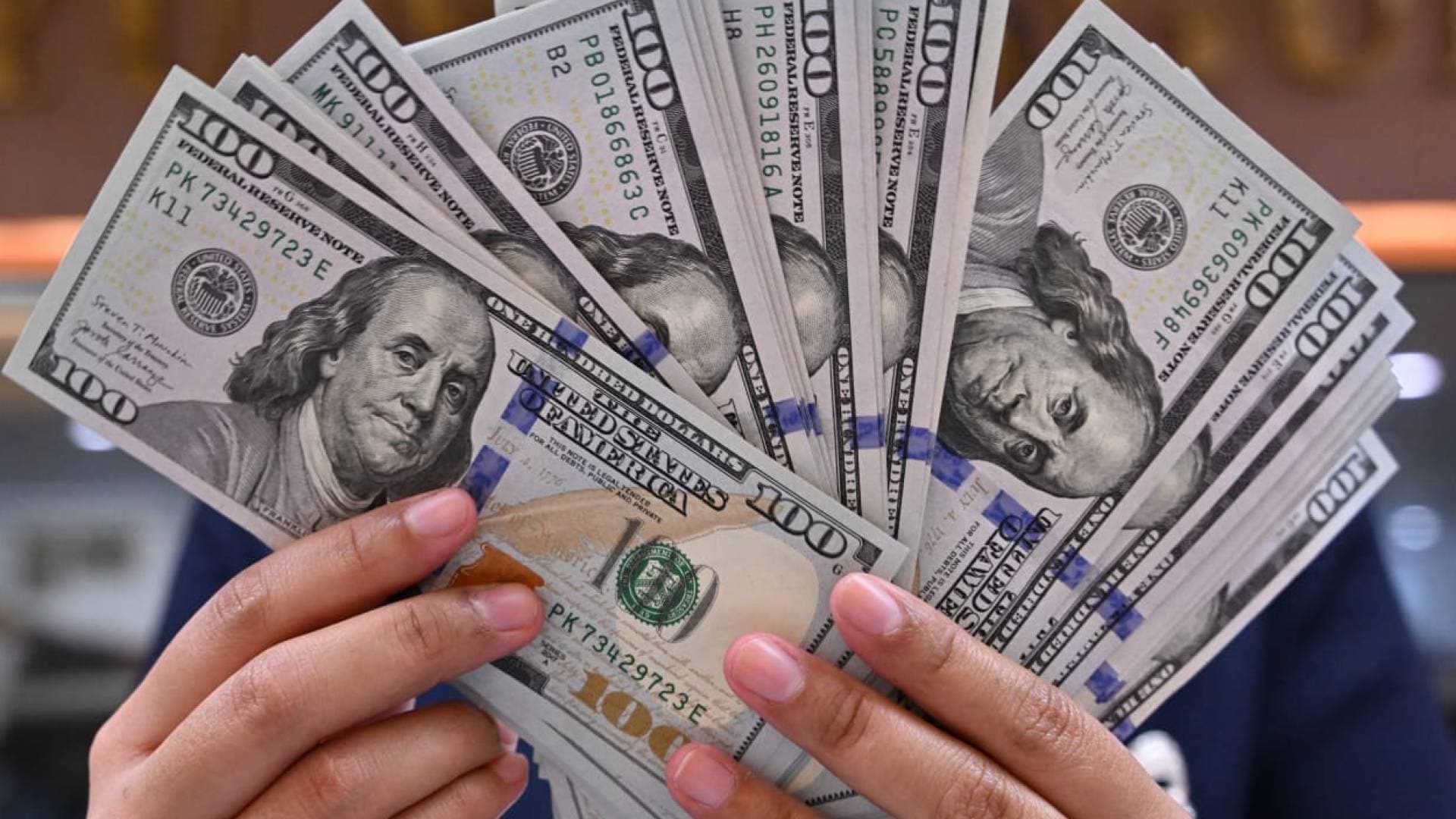 الدولار يهوي لأدنى مستوى في عامين ونصف بعد خفض الفيدرالي الأمريكي أسعار الفائدة