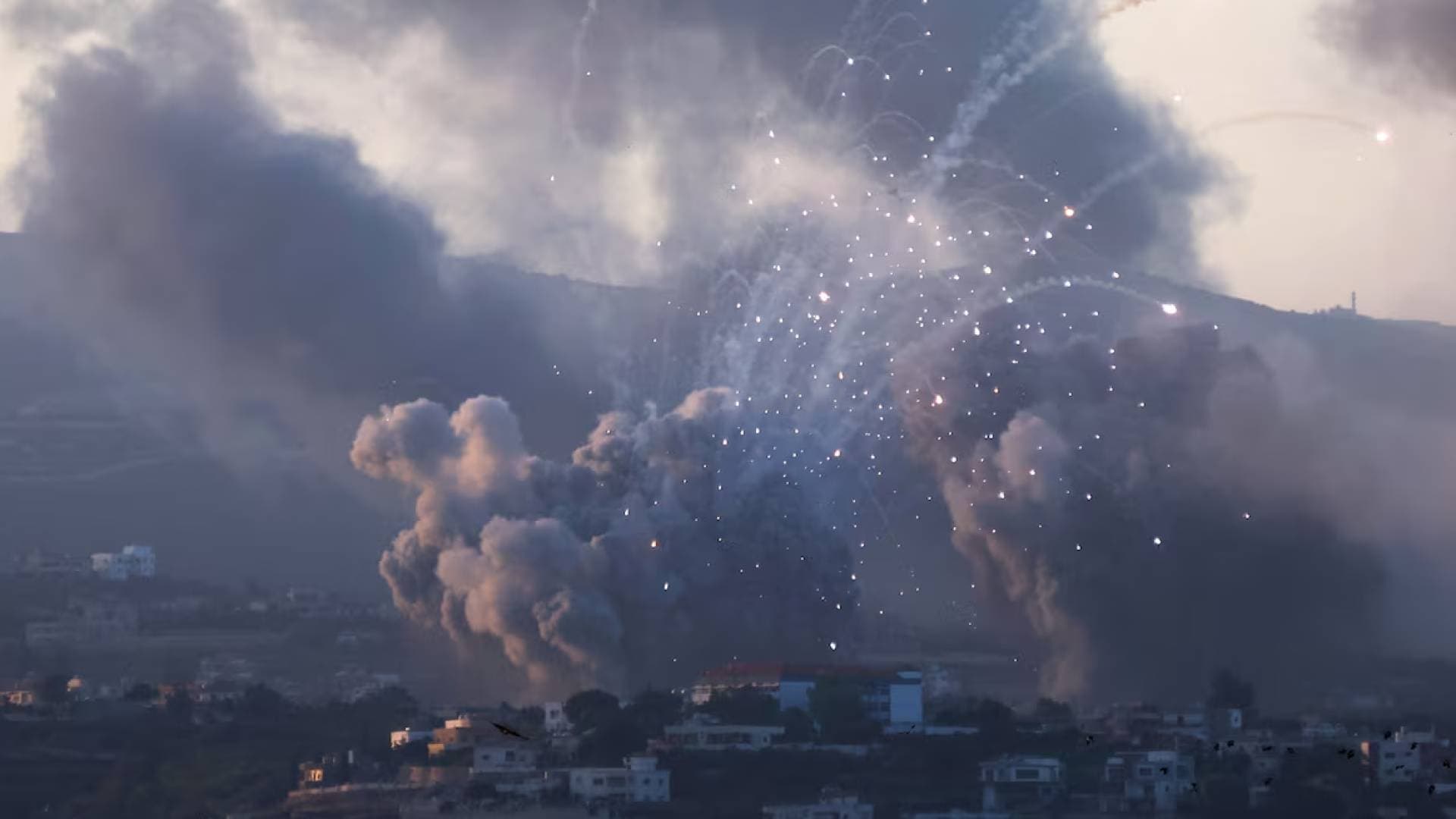 جيش الاحتلال يوجه "إنذارا عاجلا" لسكان قرى في جنوب لبنان.. ويشن سلسلة غارات - فيديو وخارطة