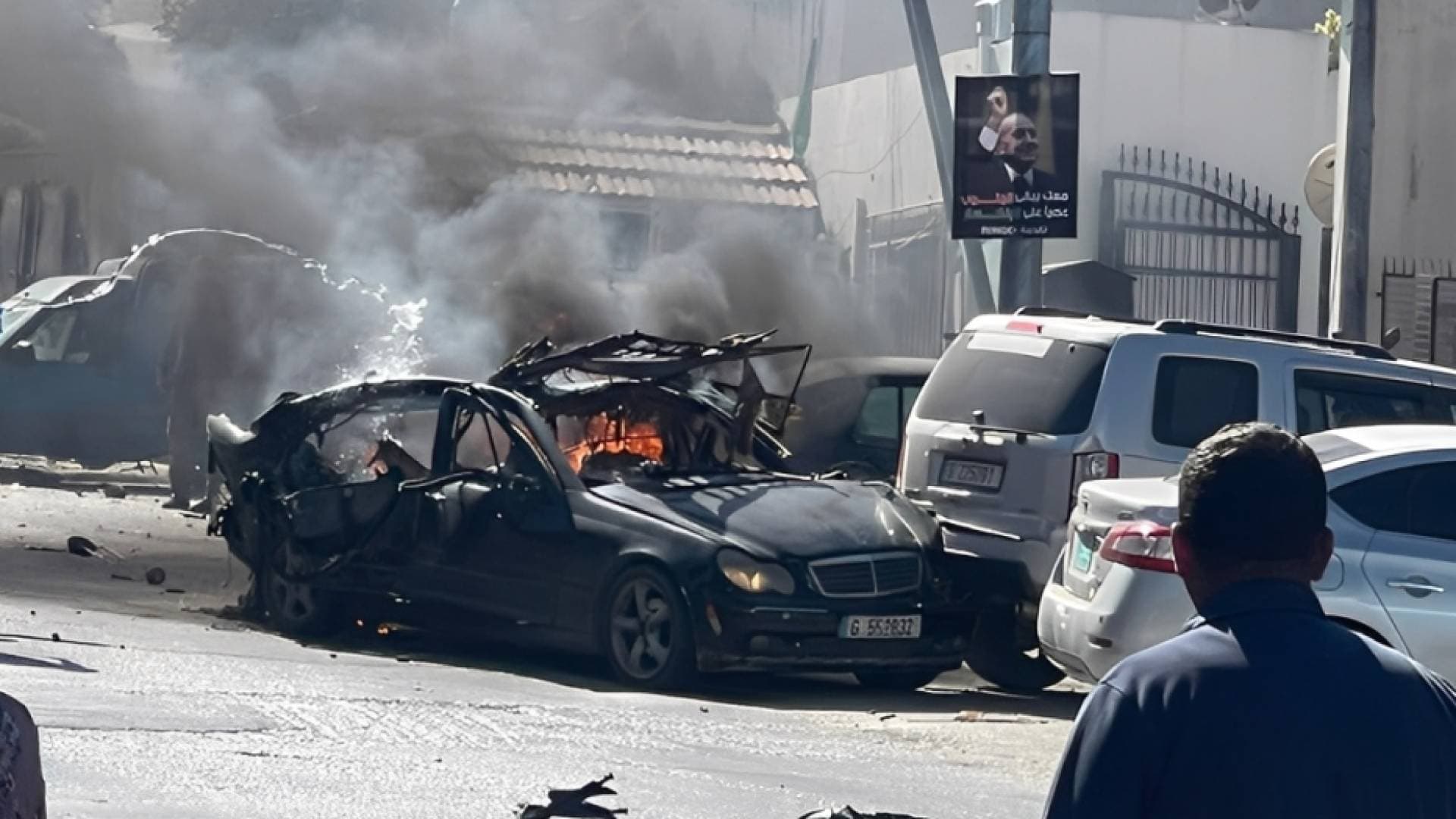 فيديو.. الصحة اللبنانية: شهيد و11 إصابة في غارة للاحتلال أمام مدخل مستشفى في الجنوب
