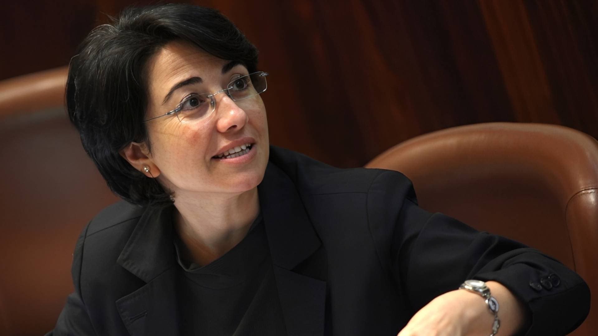 تصعيد خطير.. سلطات الاحتلال تعتقل النائبة السابقة في الكنيست حنين زعبي بتهمة "التحريض على الإرهاب"