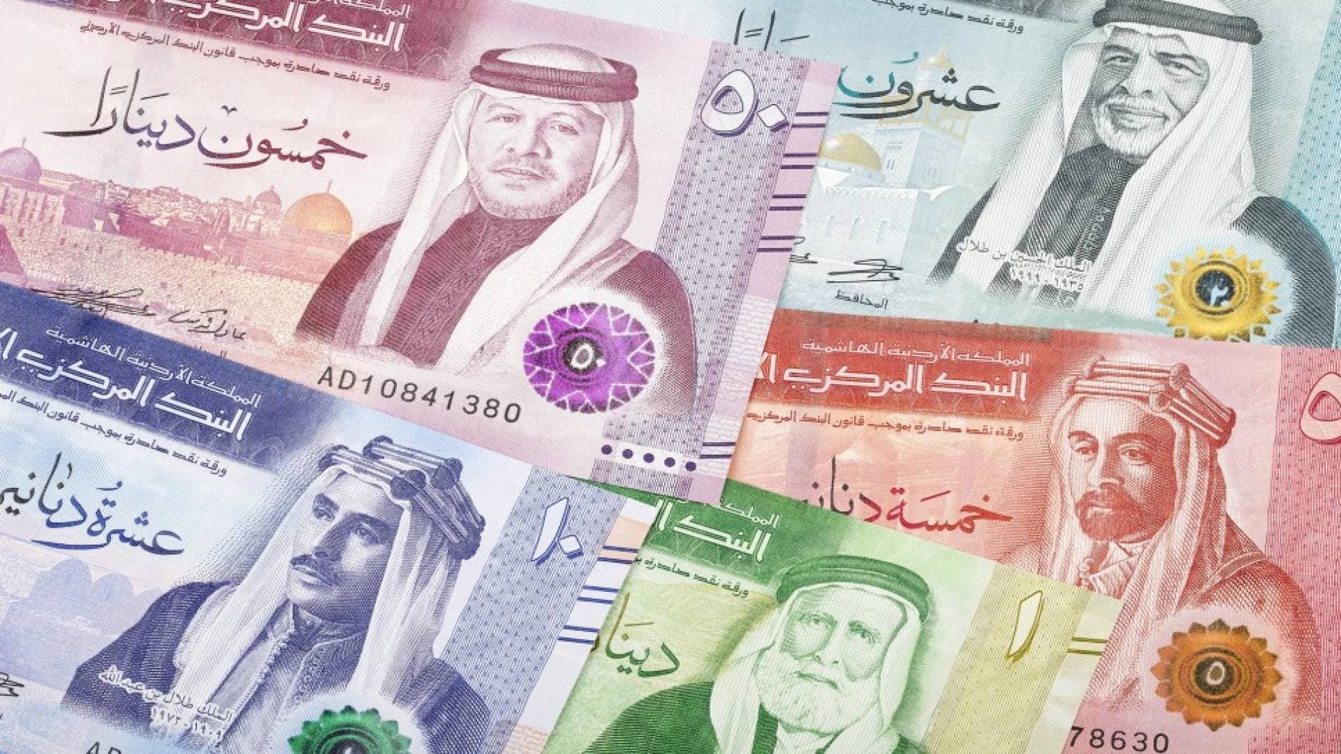"التربية" تعلن تحويل مستحقات العاملين في امتحان "التوجيهي" إلى البنوك