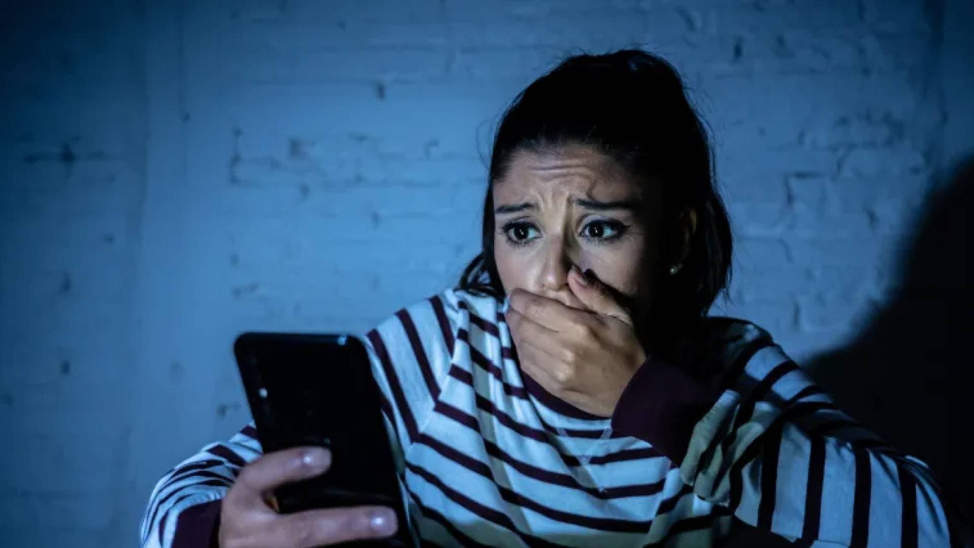 "خذوا حقي منه".. فتاة ضحية ابتزاز توجه رسالة لليمنيين