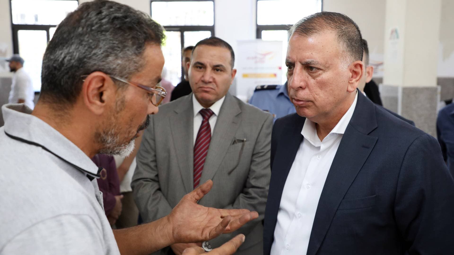 وزير الداخلية في زيارة مفاجئة لـ"أحوال وجوازات الزرقاء": توجيهات فورية لزيادة الإنتاجية وغرس الثقافة الرقمية بذهن المواطن