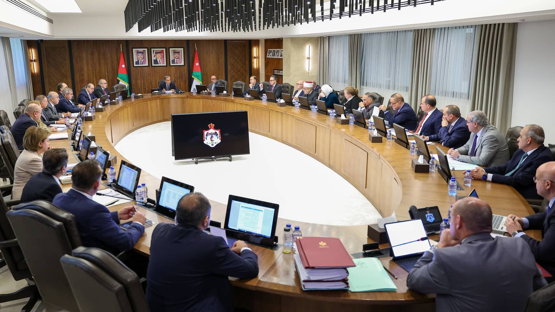 الحكومة تقر حزمة قرارات استراتيجية لدعم الاقتصاد والنزاهة وتوسيع العلاقات الدولية... فيديو