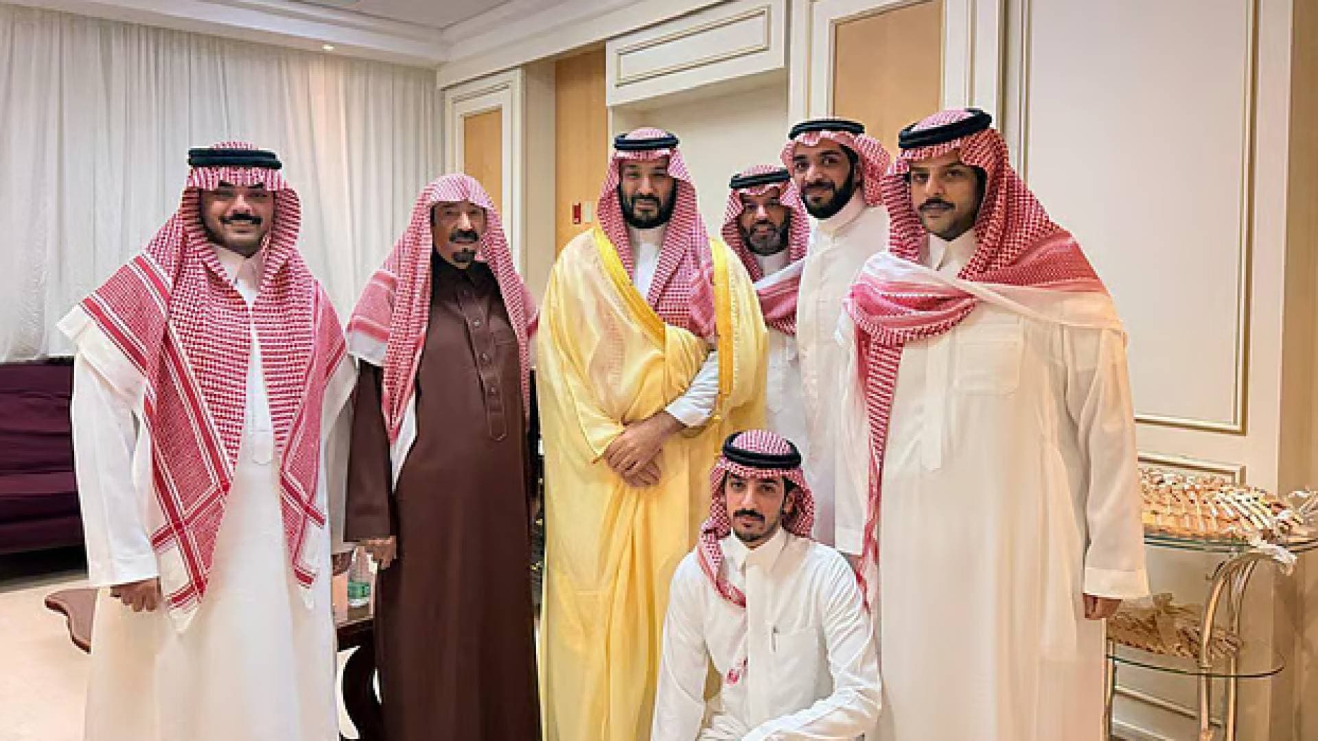 في لفتة كريمة.. ولي العهد السعودي يزور الشيخ بدر الدويش للاطمئنان على صحته