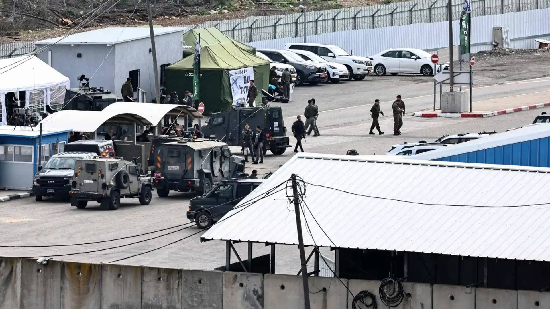 سلطات الاحتلال تبدأ بنقل الأسرى الفلسطينيين الذين سيتم إطلاق سراحهم