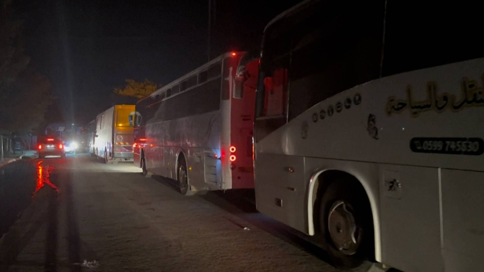 الصليب الأحمر يستعد لاستقبال الأسرى الفلسطينيين ضمن صفقة التبادل مع الاحتلال.. فيديو
