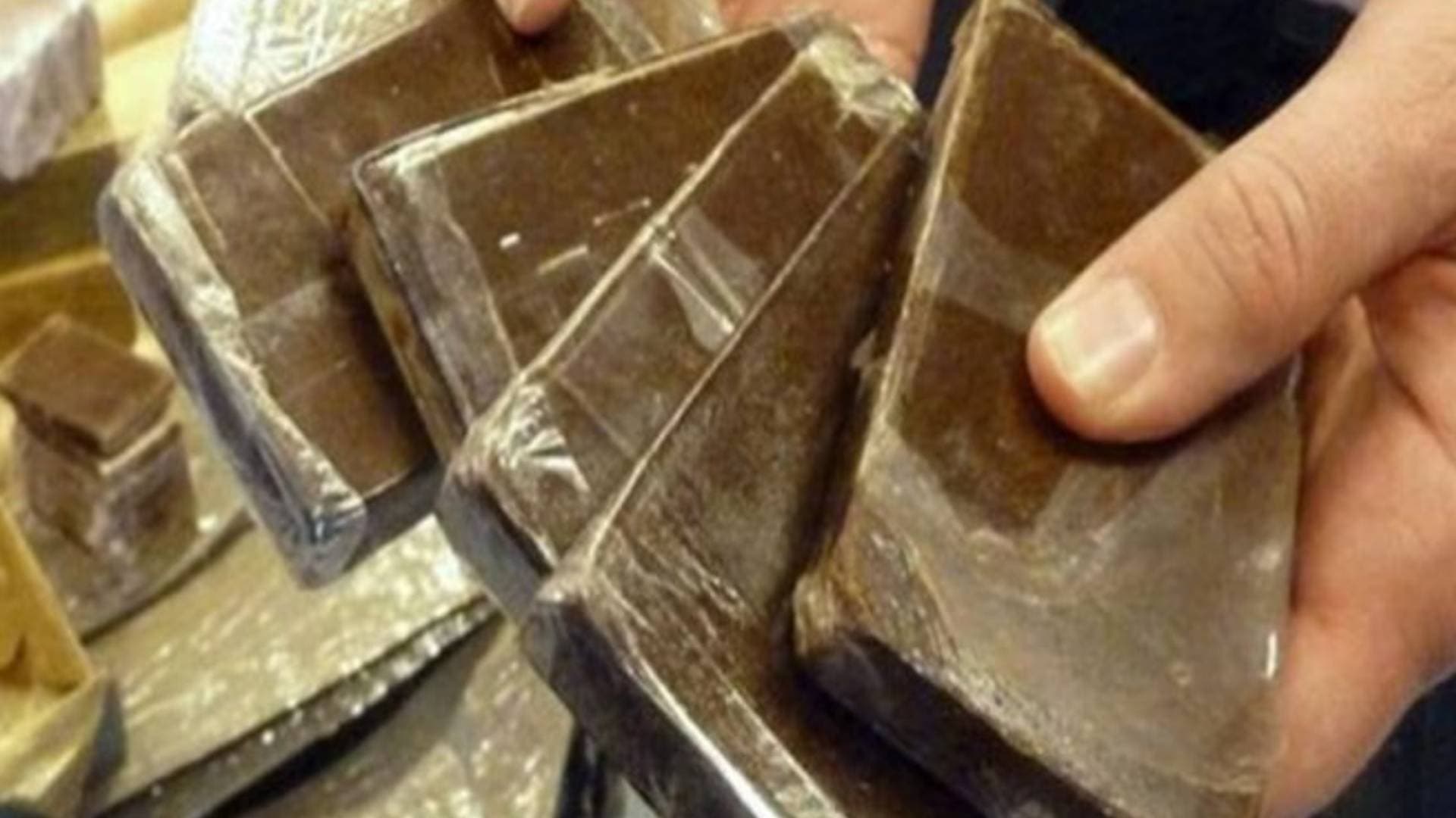 السعودية "أمن الطرق" بالقصيم تحبط ترويج 13 كيلو حشيش و4763 قرصا خاضعا للتداول