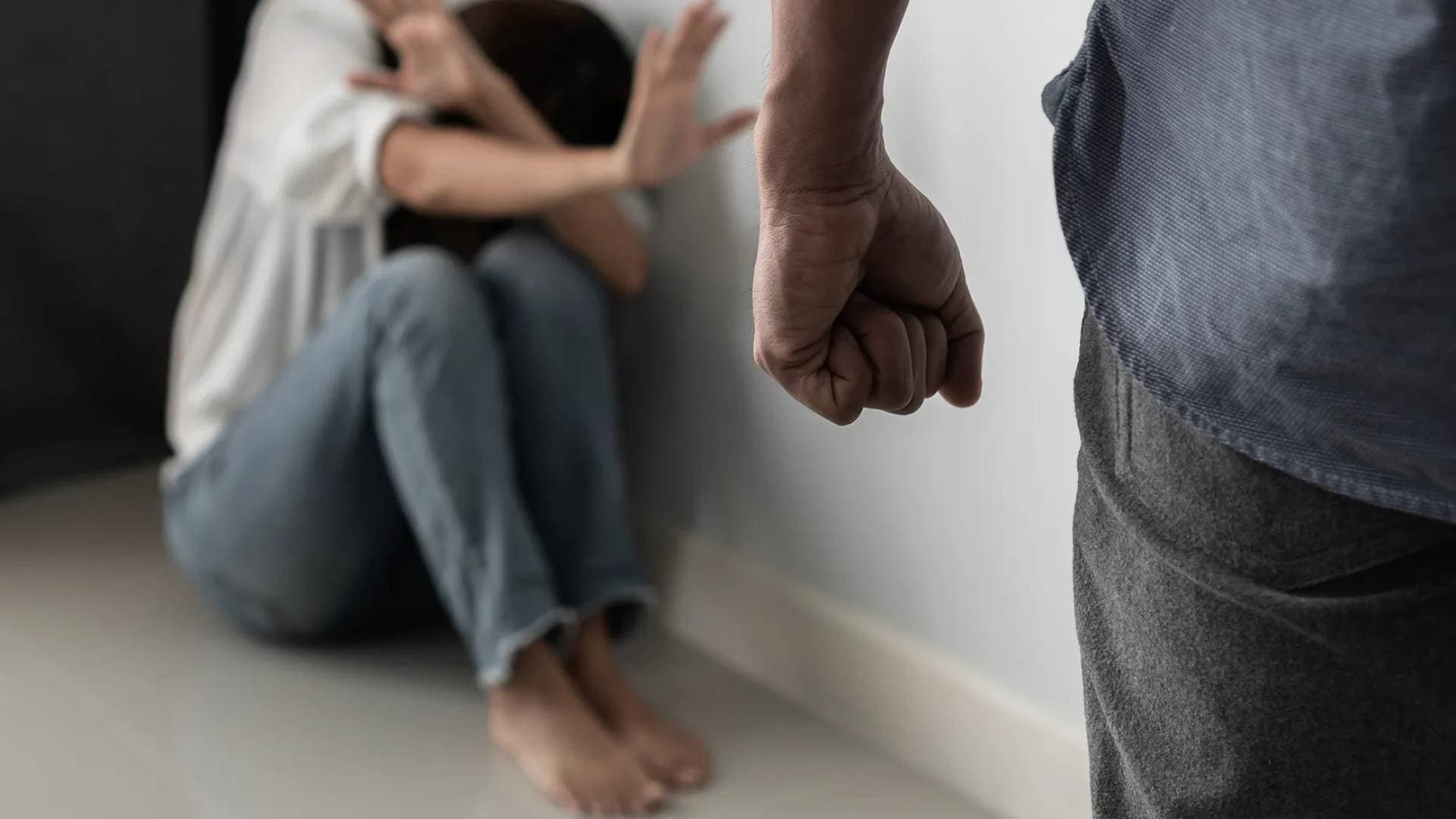 الحبس سنة غيابيا لمتهم بتشويه وجه زوجته في مصر.. أصابها بـ 25 غرزة