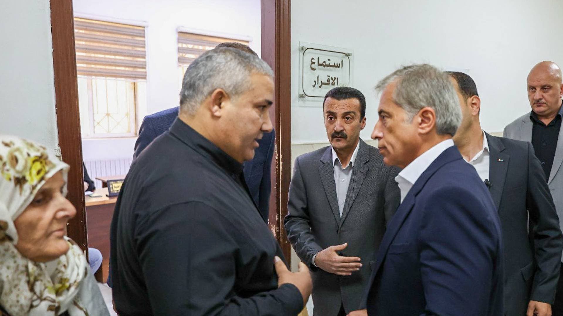 رئيس الوزراء يبدأ جولة تفقدية لمديرية تسجيل أراضي جنوب عمان لتطوير الخدمات