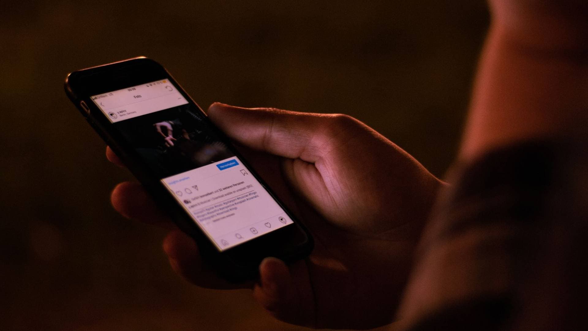 شاب ينشر صور فتاة على "التواصل".. ومحكمة أبو ظبي تلزمه بتعويض 20 ألف درهم