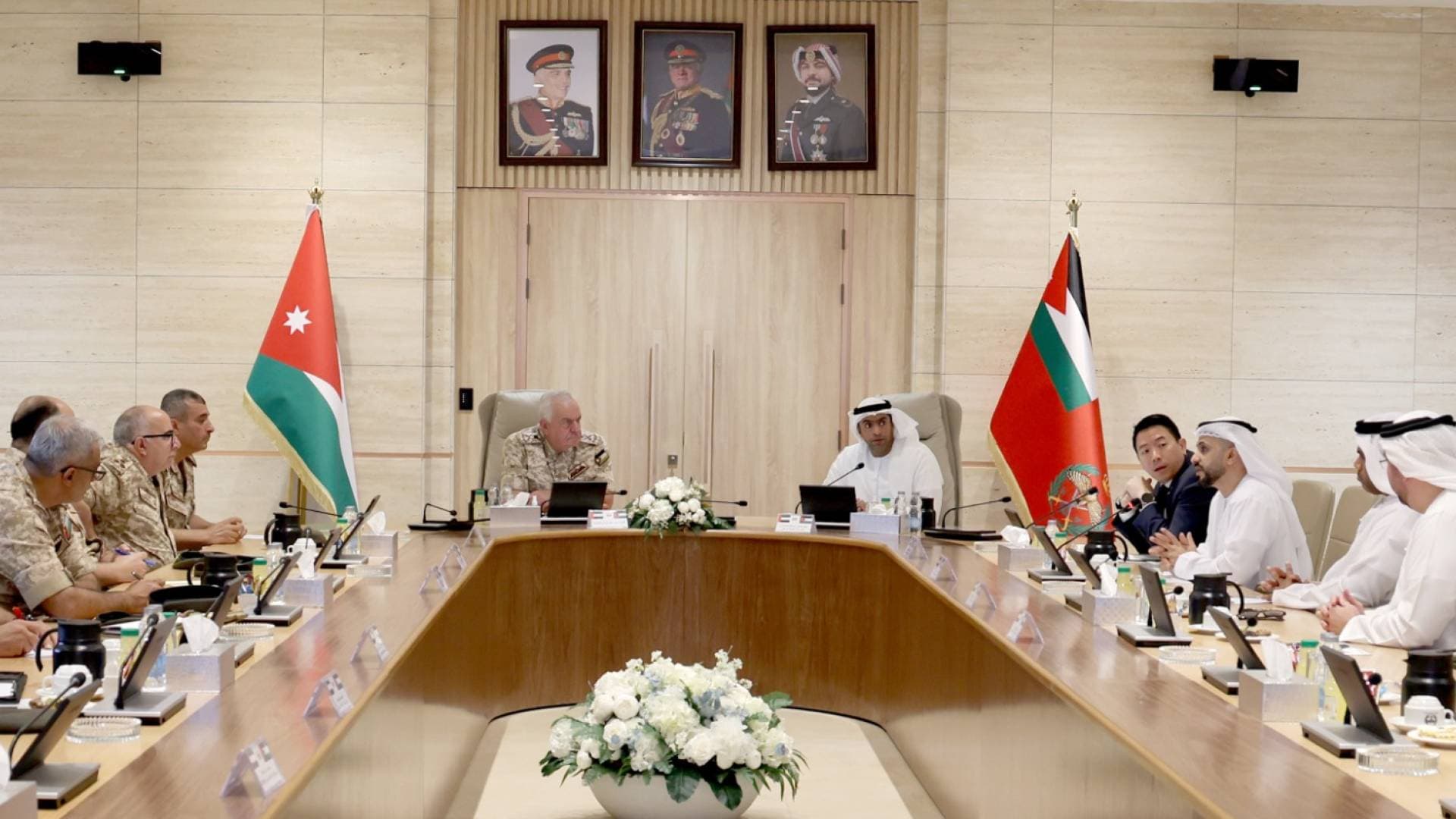 رئيس هيئة الأركان المشتركة يستقبل وفدا إماراتيا لبحث التعاون في المجال الطبي العسكري