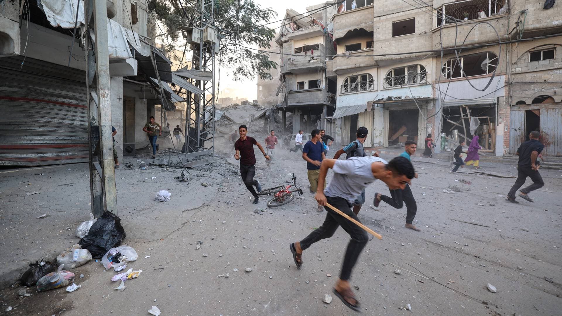 الهدنة تنهار.. جيش الاحتلال يشن غارات واسعة ويدمر نفقا استراتيجيا في غزة بـ 120 قنبلة