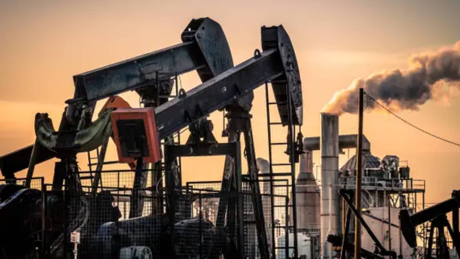 النفط يسجل تداولات منخفضة: خام WTI عند 61.53 دولار للبرميل