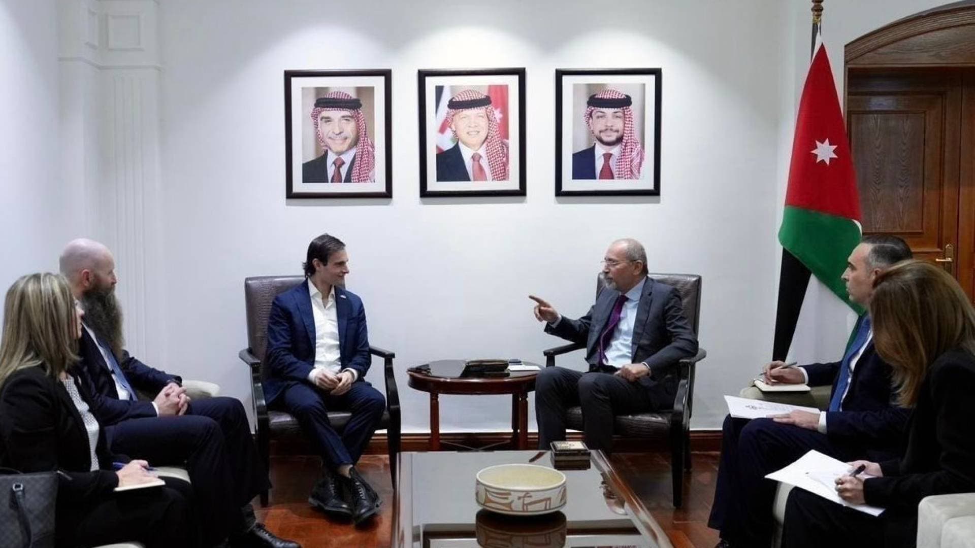 الصفدي يبحث مع مسؤول أمريكي رفيع تثبيت وقف النار بغزة.. والأردن يثمن جهود ترمب