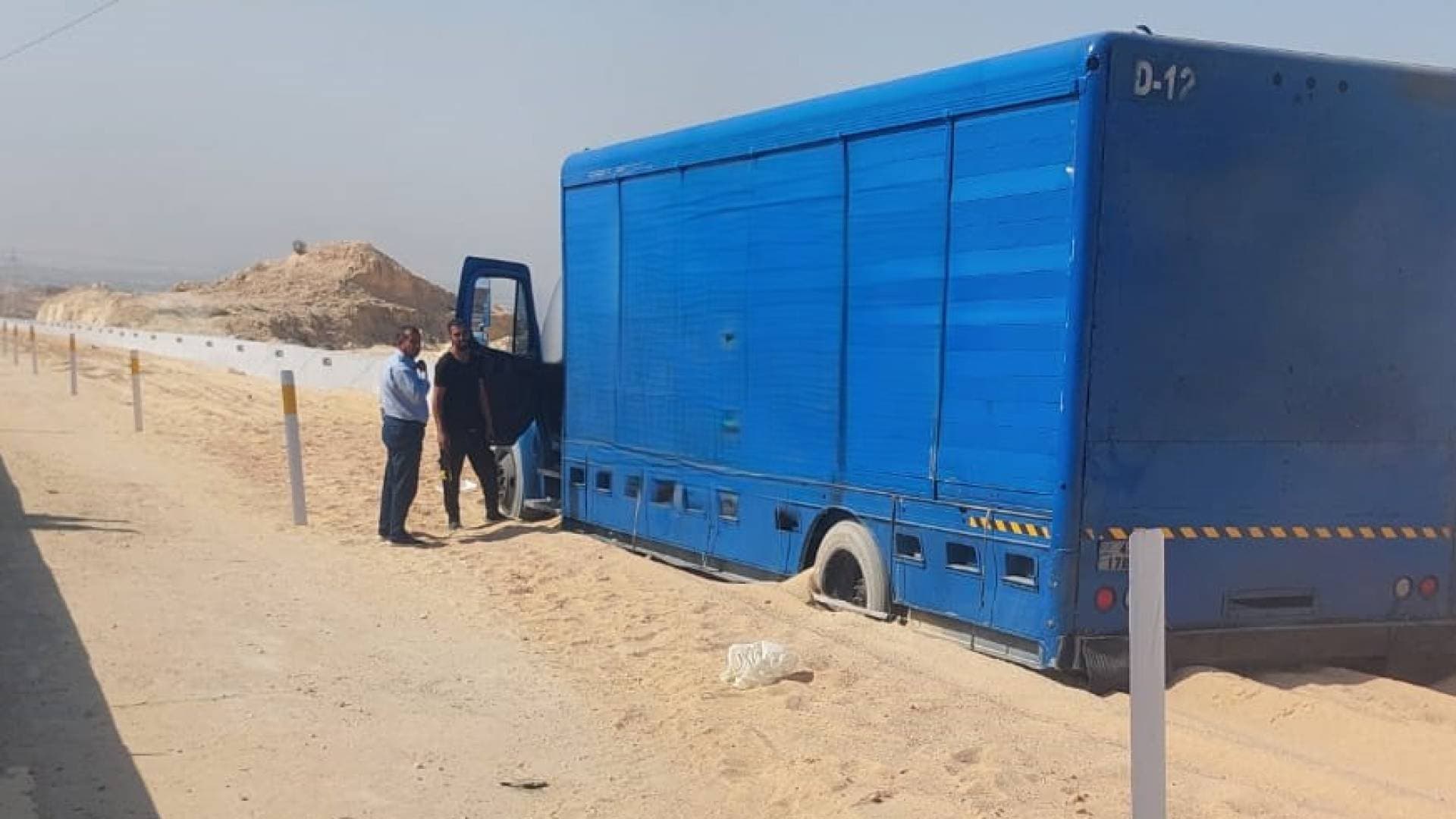 مراسلة "رؤيا": سائق شاحنة يتفادى كارثة على طريق البحر الميت بعد تعطل فرامله