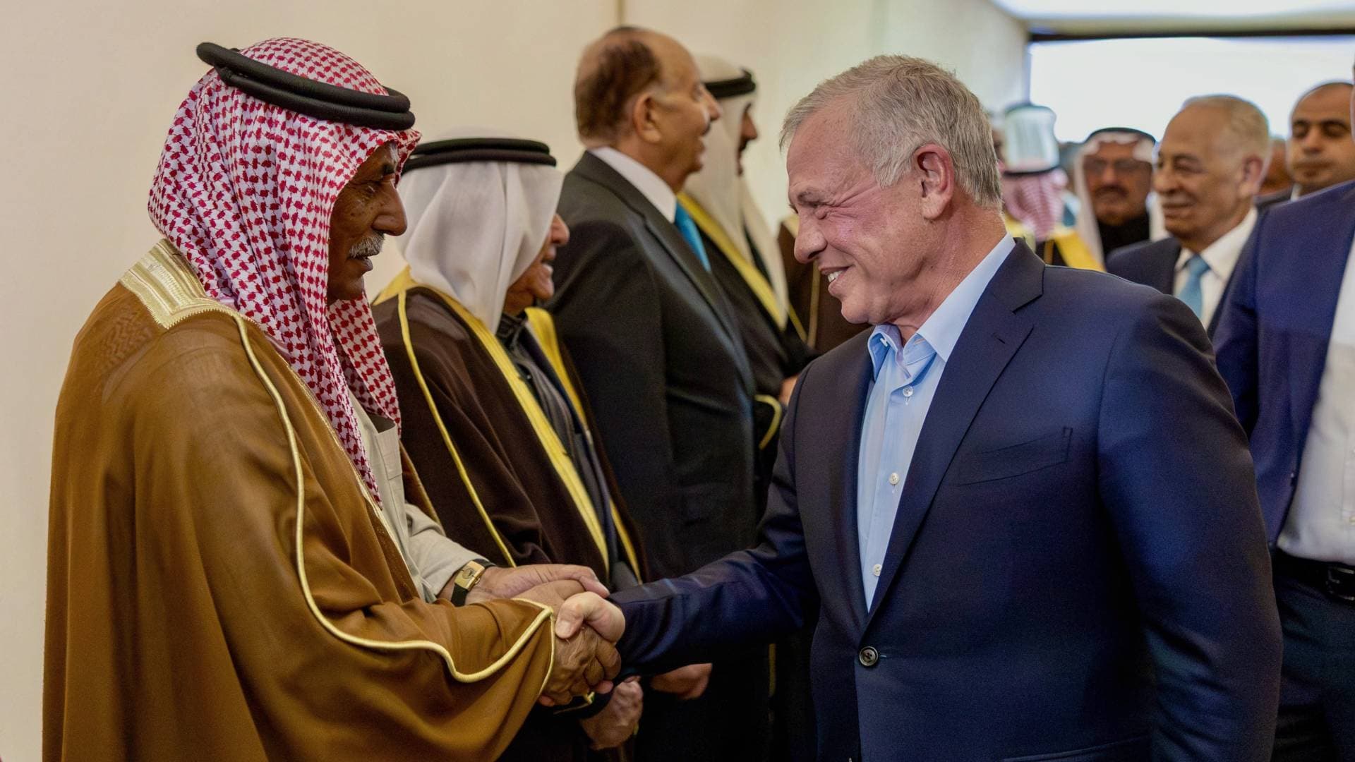الملك يلتقي وجهاء وممثلين عن أبناء وبنات الكرك ويؤكد أهمية مواصلة الحكومة تنفيذ مشاريعها بالمحافظة.. فيديو
