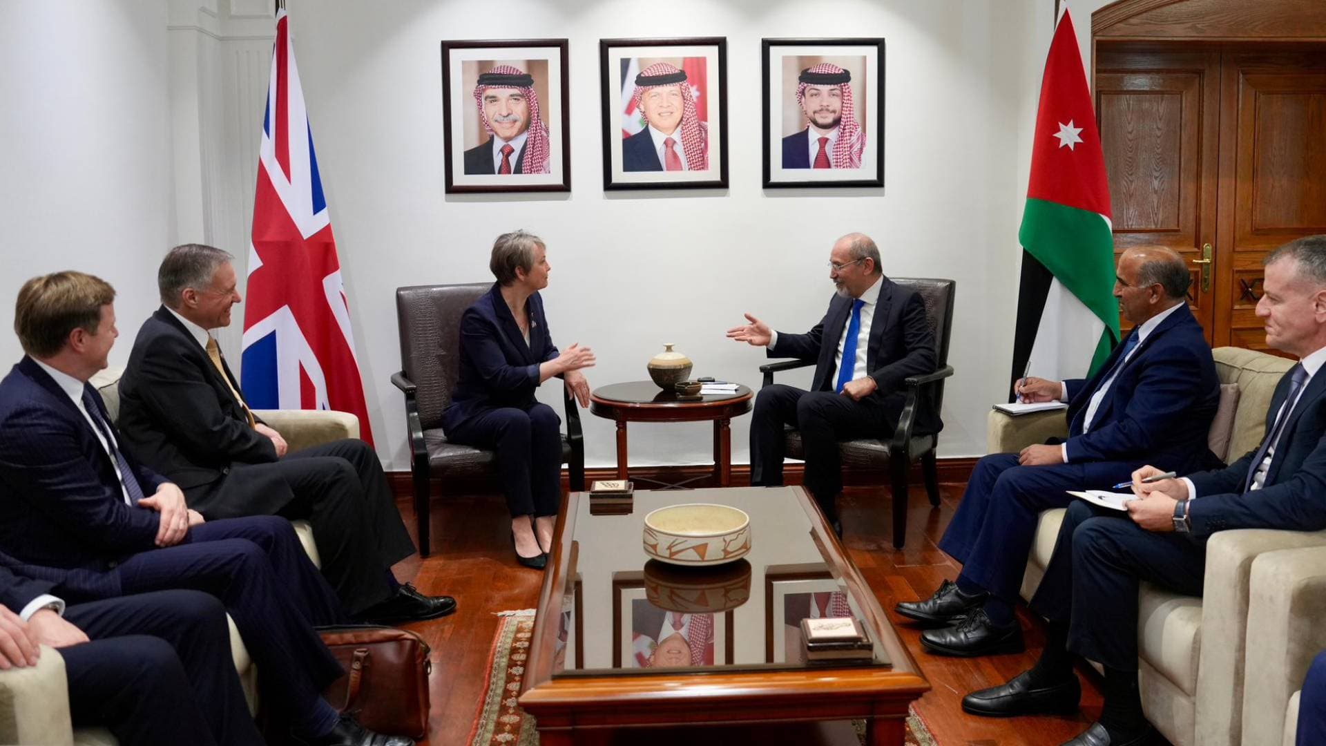 مباحثات أردنية بريطانية موسعة.. الصفدي يلتقي وزيرة الخارجية البريطانية في مقر الوزارة