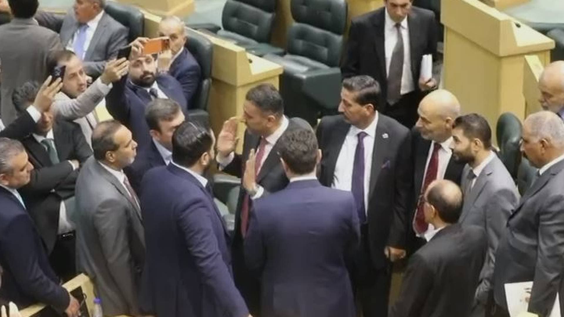 مشادات كلامية حول "المالية النيابية" تدفع القاضي لرفع جلسة "النواب" إلى إشعار آخر