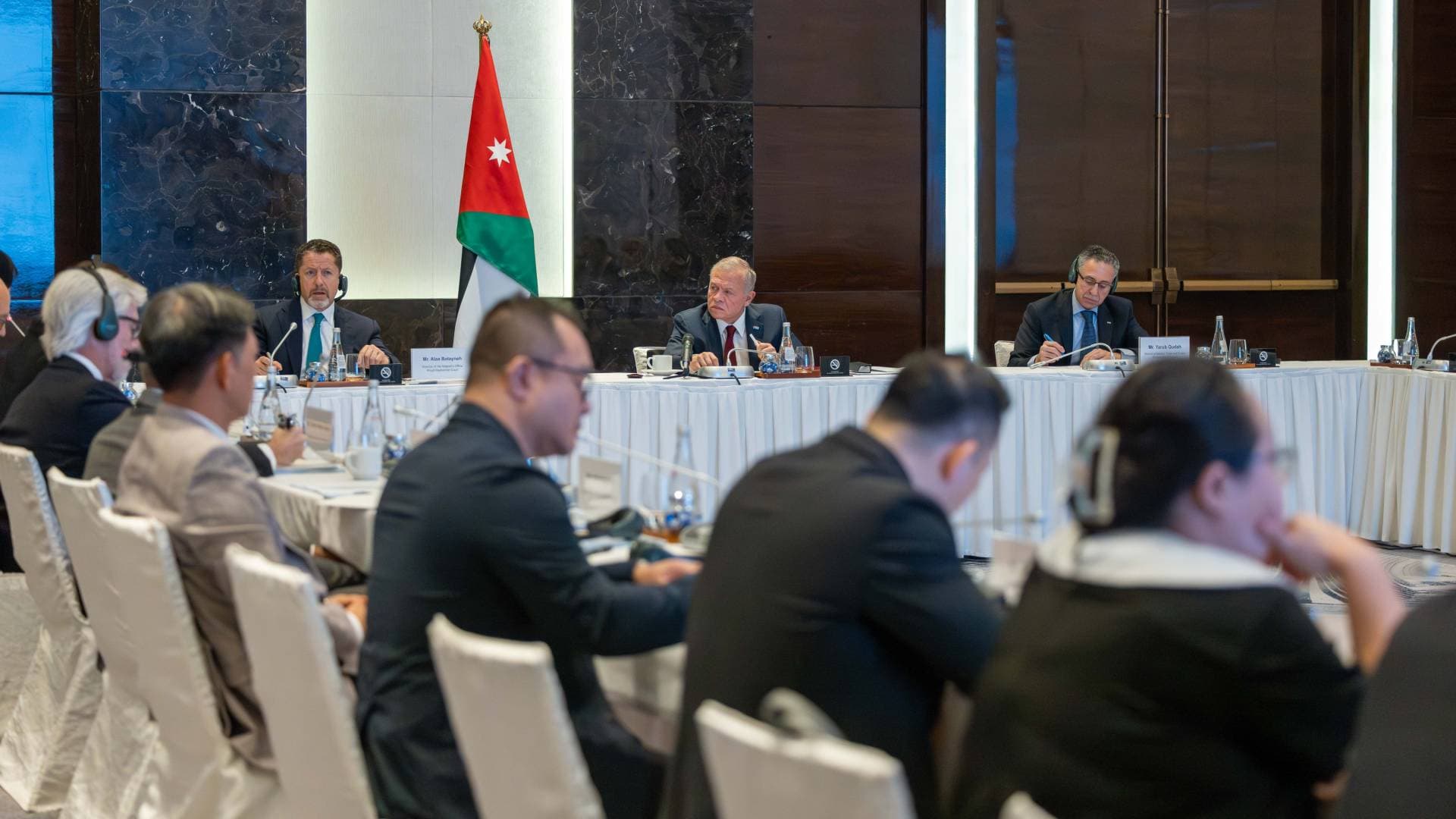 الملك يبحث فرص الشراكات الصناعية الأردنية – الفيتنامية في قطاع المحيكات بهانوي.. فيديو