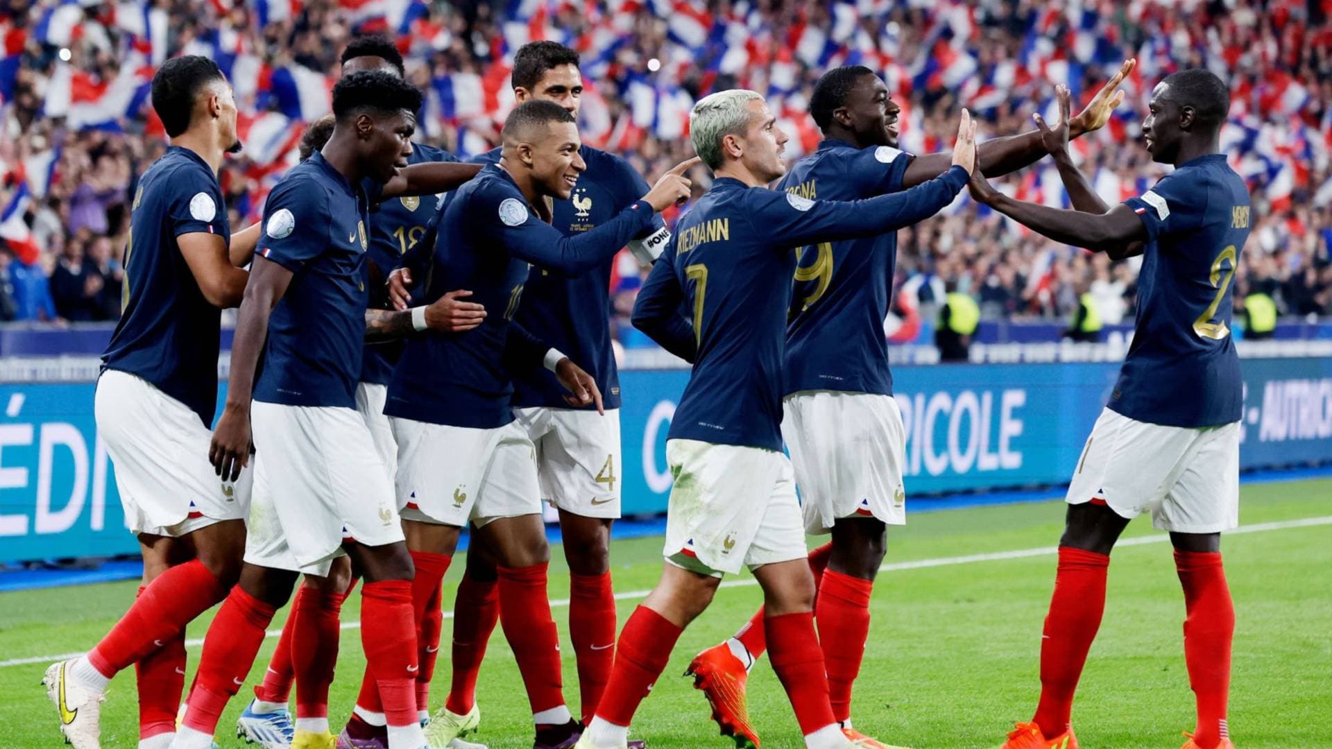 معاملة خاصة لمبابي تشعل غضب لاعبي منتخب فرنسا