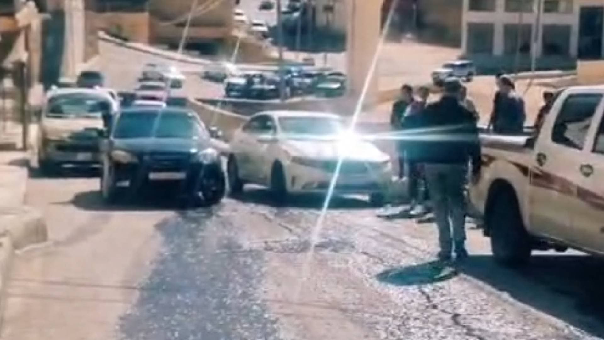 انسكاب مادة الديزل في البترا يعيق حركة المرور ويسبب انزلاق المركبات.. فيديو